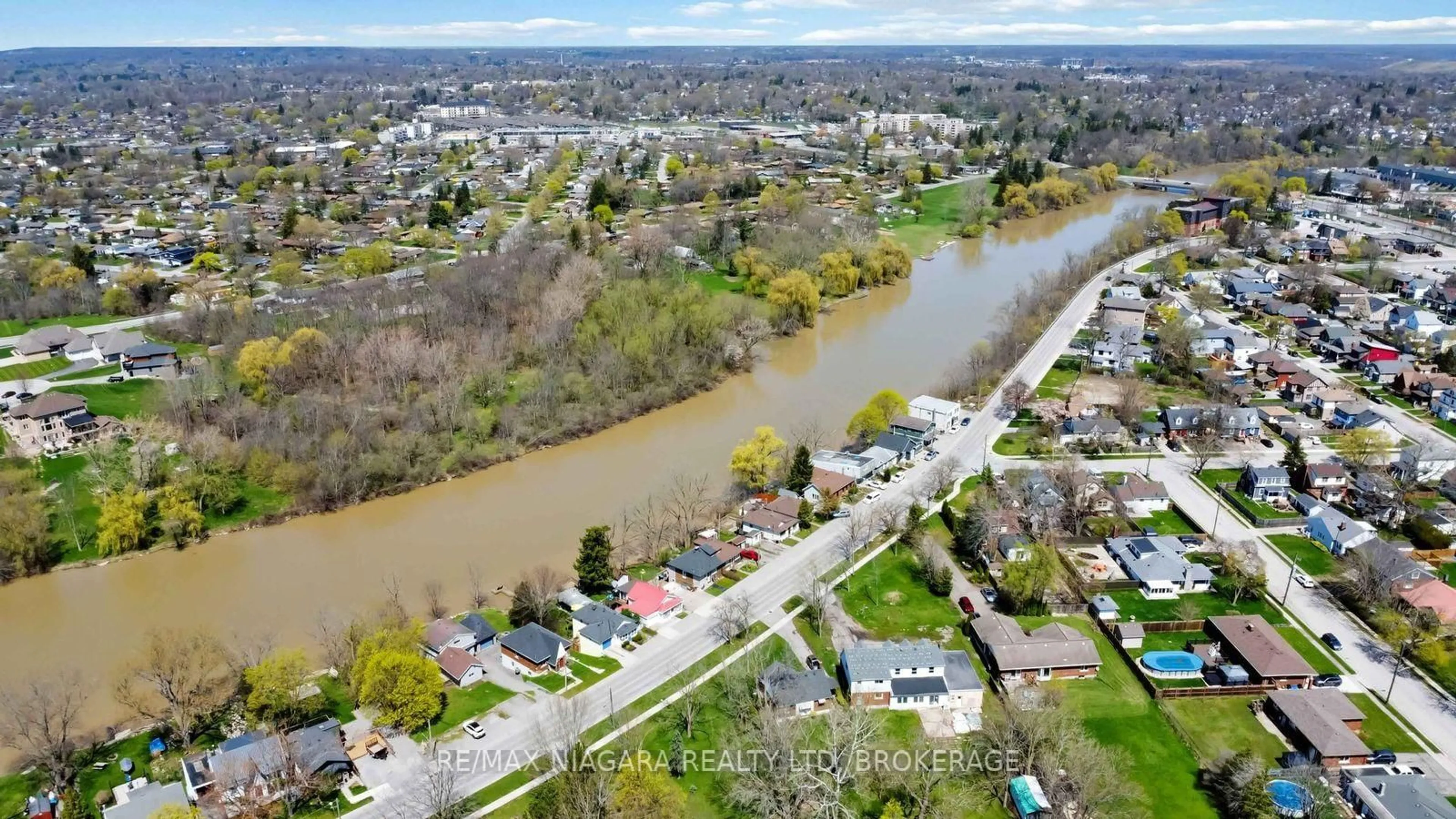 A pic from outside/outdoor area/front of a property/back of a property/a pic from drone, water/lake/river/ocean view for 70 RIVERSIDE Dr, Welland Ontario L3C 5E2