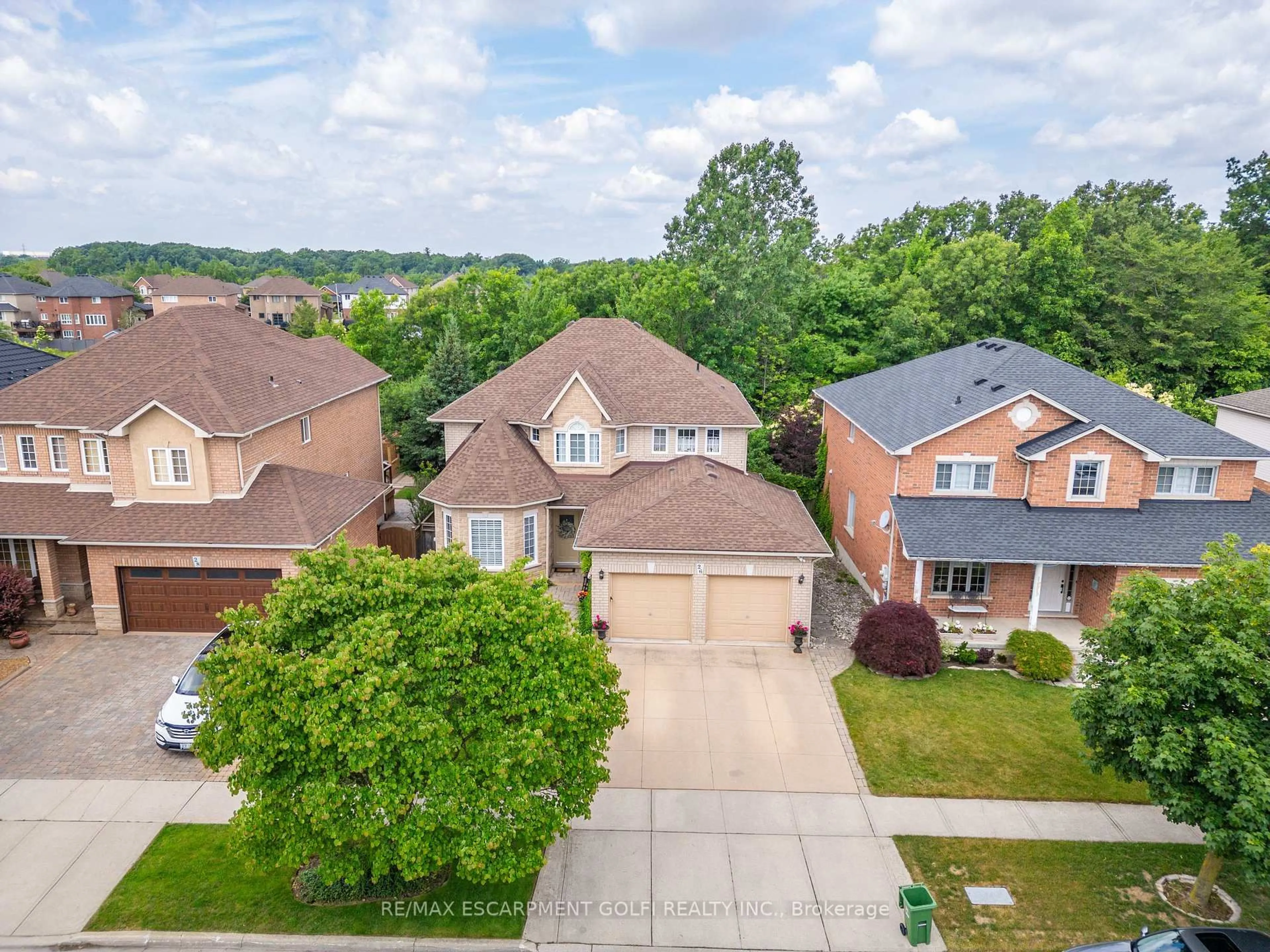 A pic from outside/outdoor area/front of a property/back of a property/a pic from drone, street for 26 Shadetree Cres, Hamilton Ontario L8J 3X2