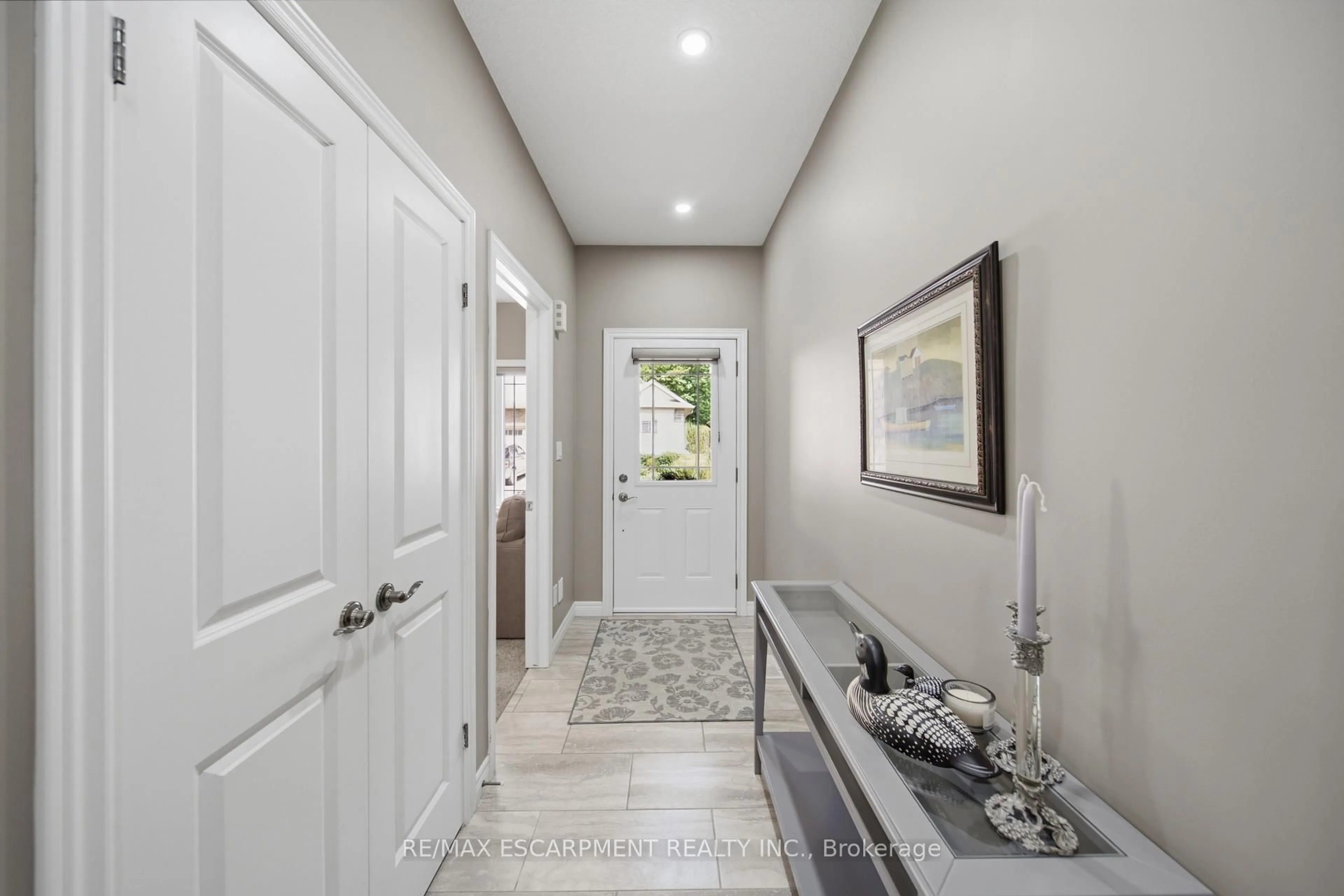 Indoor entryway for 194 Donly Dr #14, Norfolk Ontario N3Y 0C6