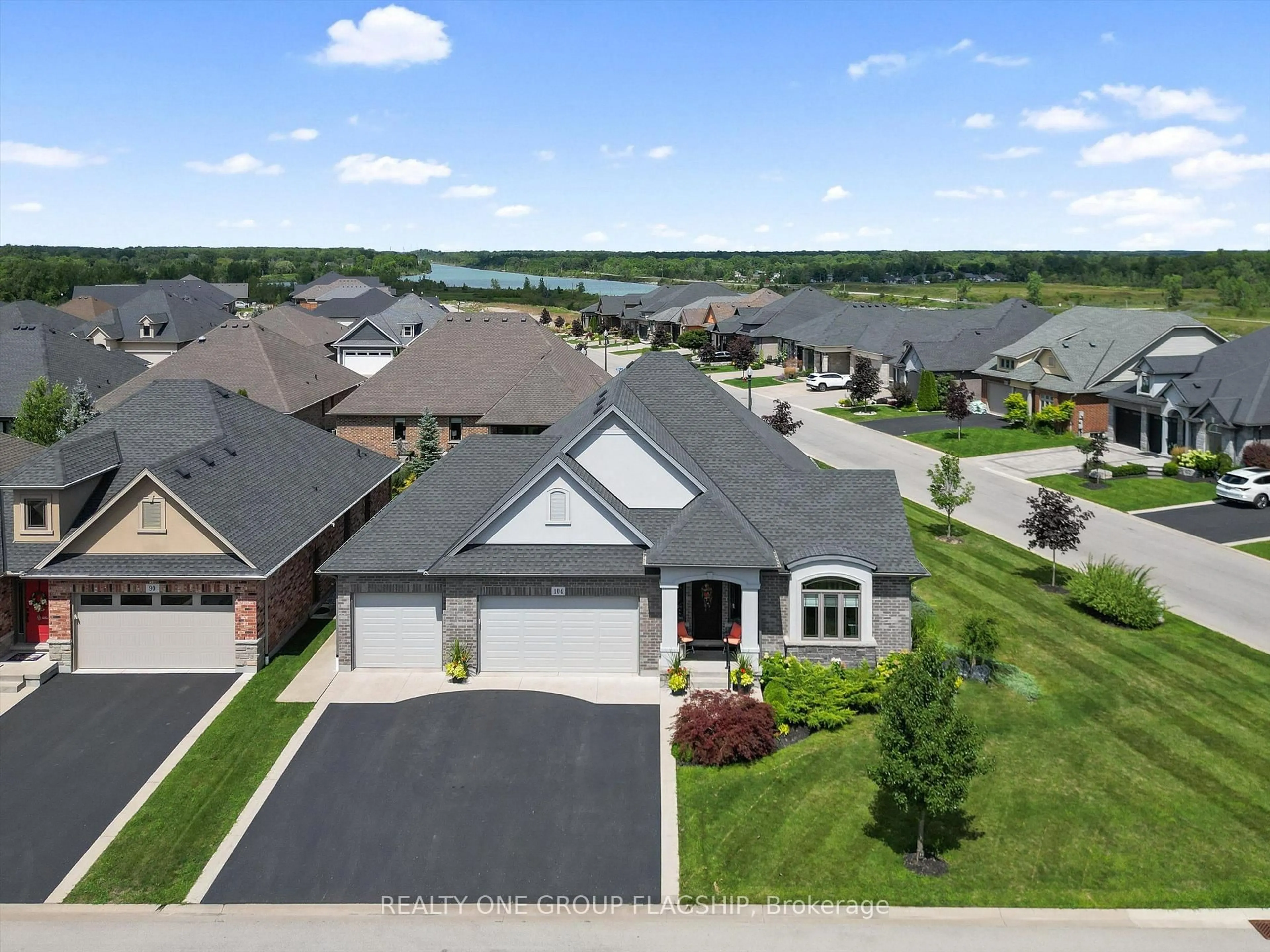A pic from outside/outdoor area/front of a property/back of a property/a pic from drone, street for 104 Berwick Tr, Welland Ontario L3B 0C8