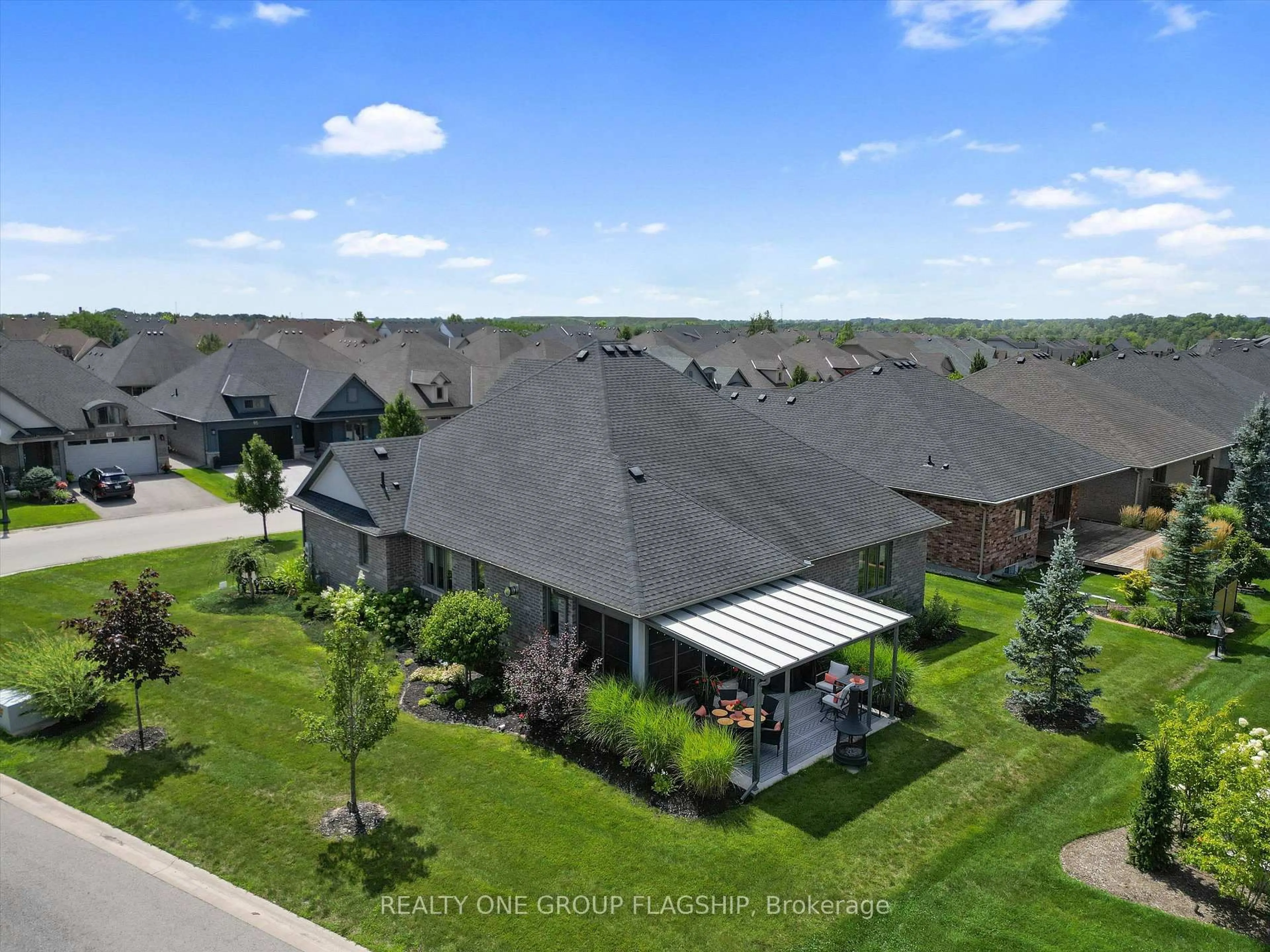 A pic from outside/outdoor area/front of a property/back of a property/a pic from drone, unknown for 104 Berwick Tr, Welland Ontario L3B 0C8