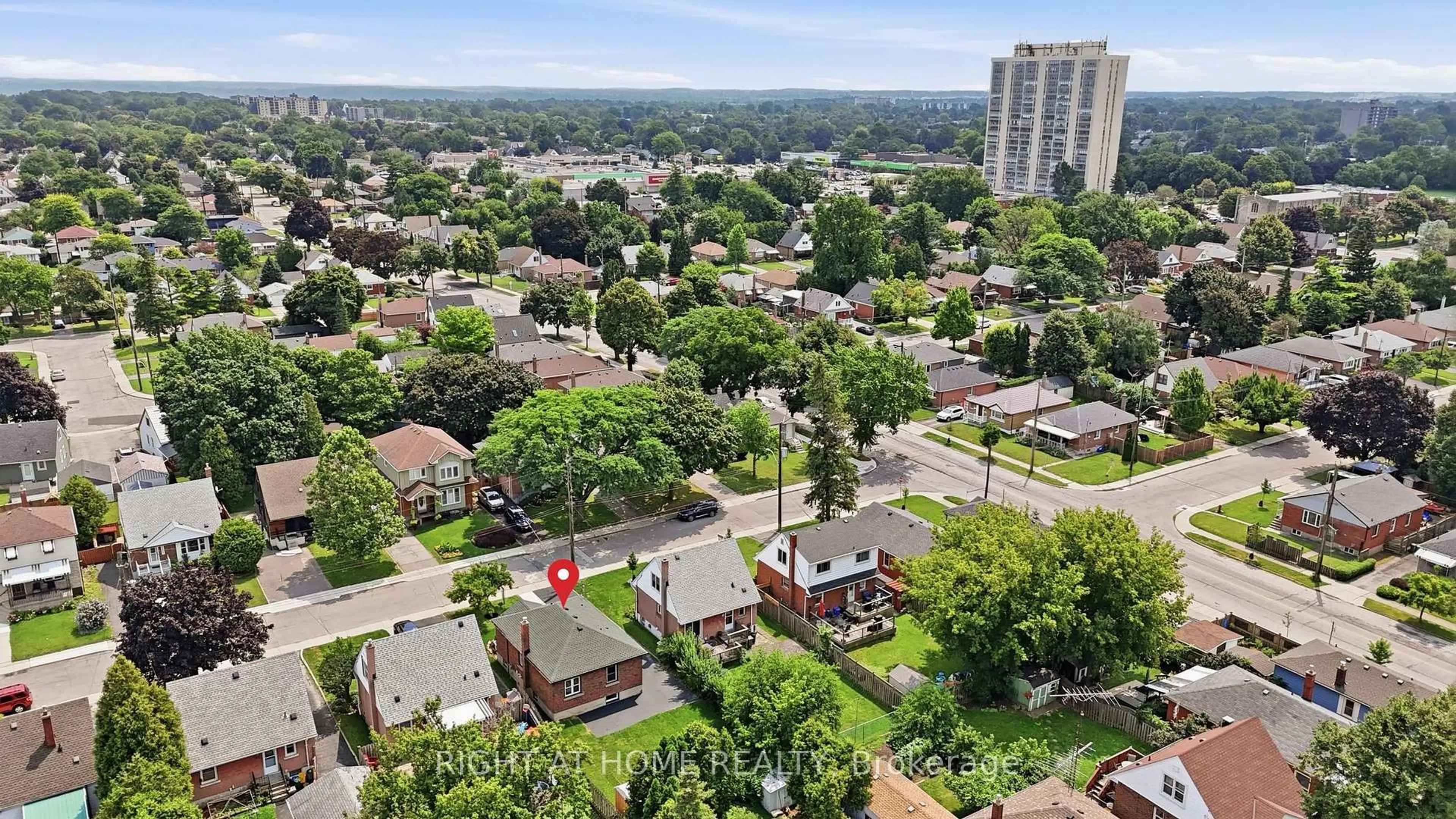 A pic from outside/outdoor area/front of a property/back of a property/a pic from drone, city buildings view from balcony for 156 E 36th St, Hamilton Ontario L8V 3Z4