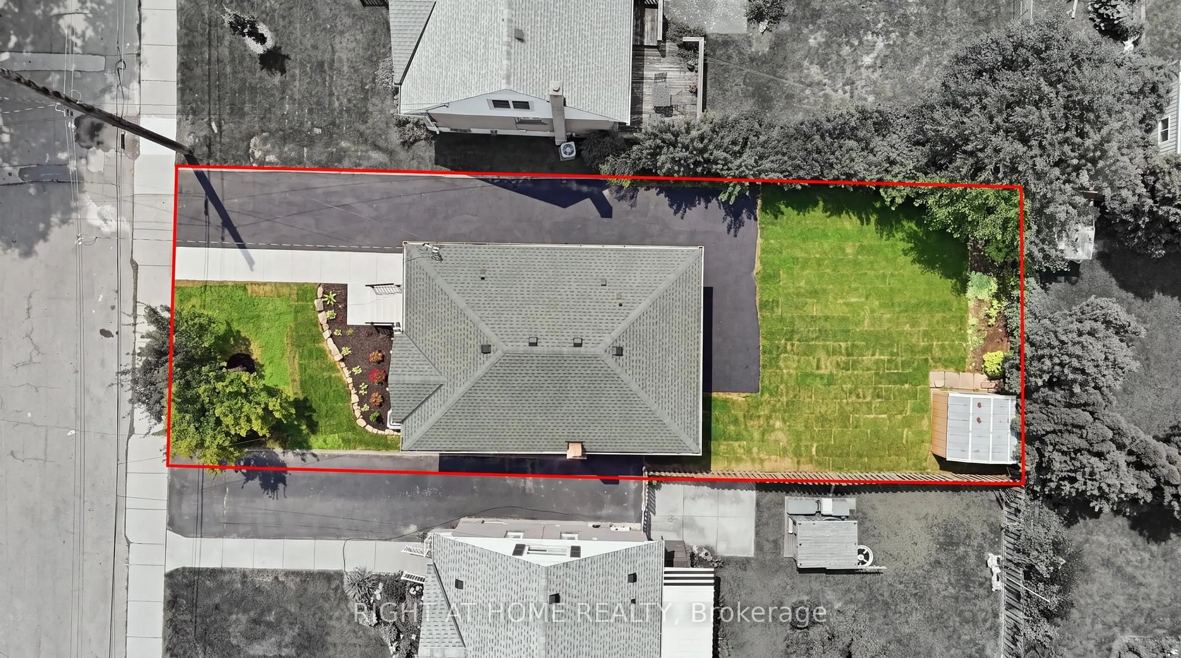 A pic from outside/outdoor area/front of a property/back of a property/a pic from drone, street for 156 E 36th St, Hamilton Ontario L8V 3Z4
