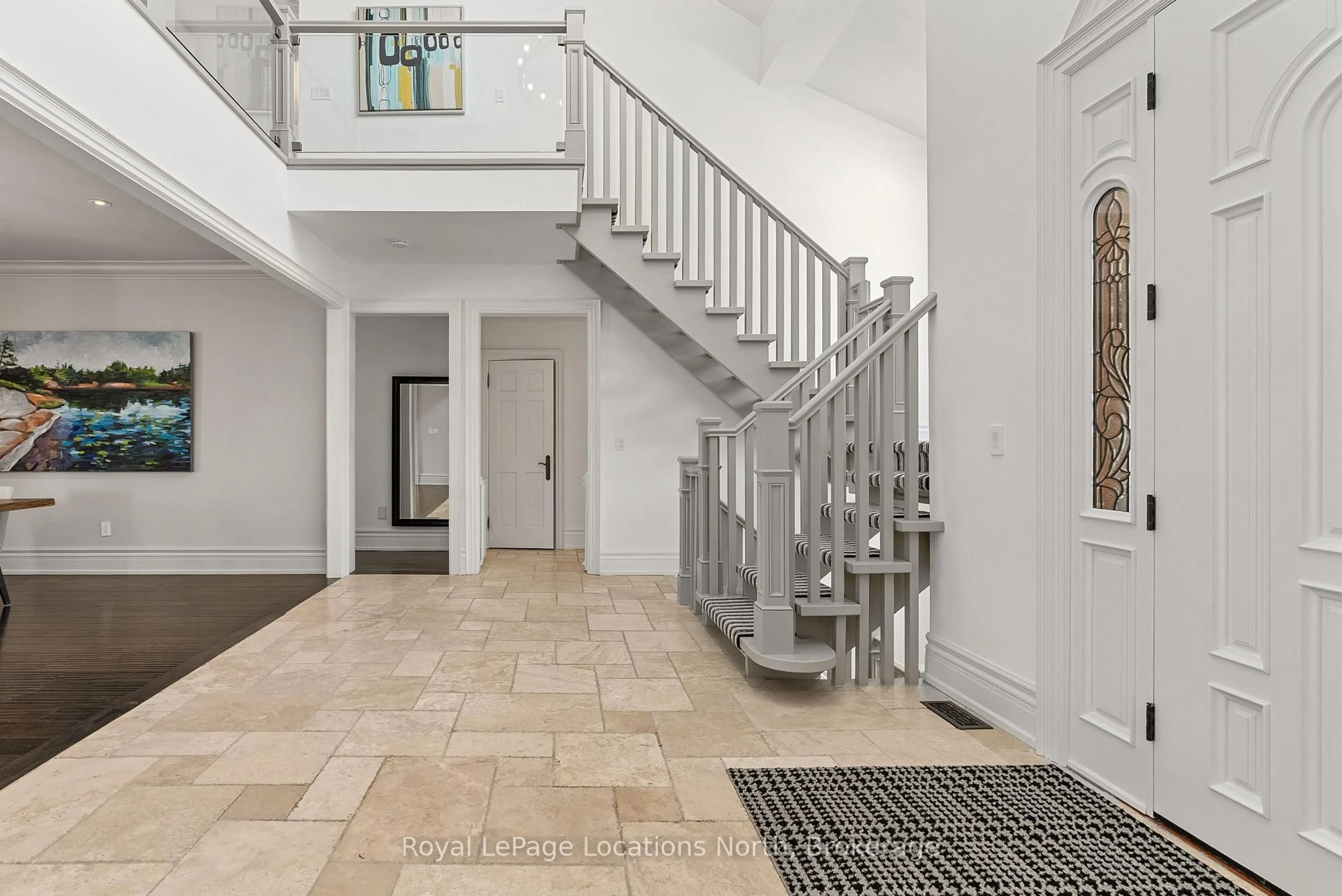 Indoor foyer for 109 Hemlock Crt, Blue Mountains Ontario L9Y 0T3