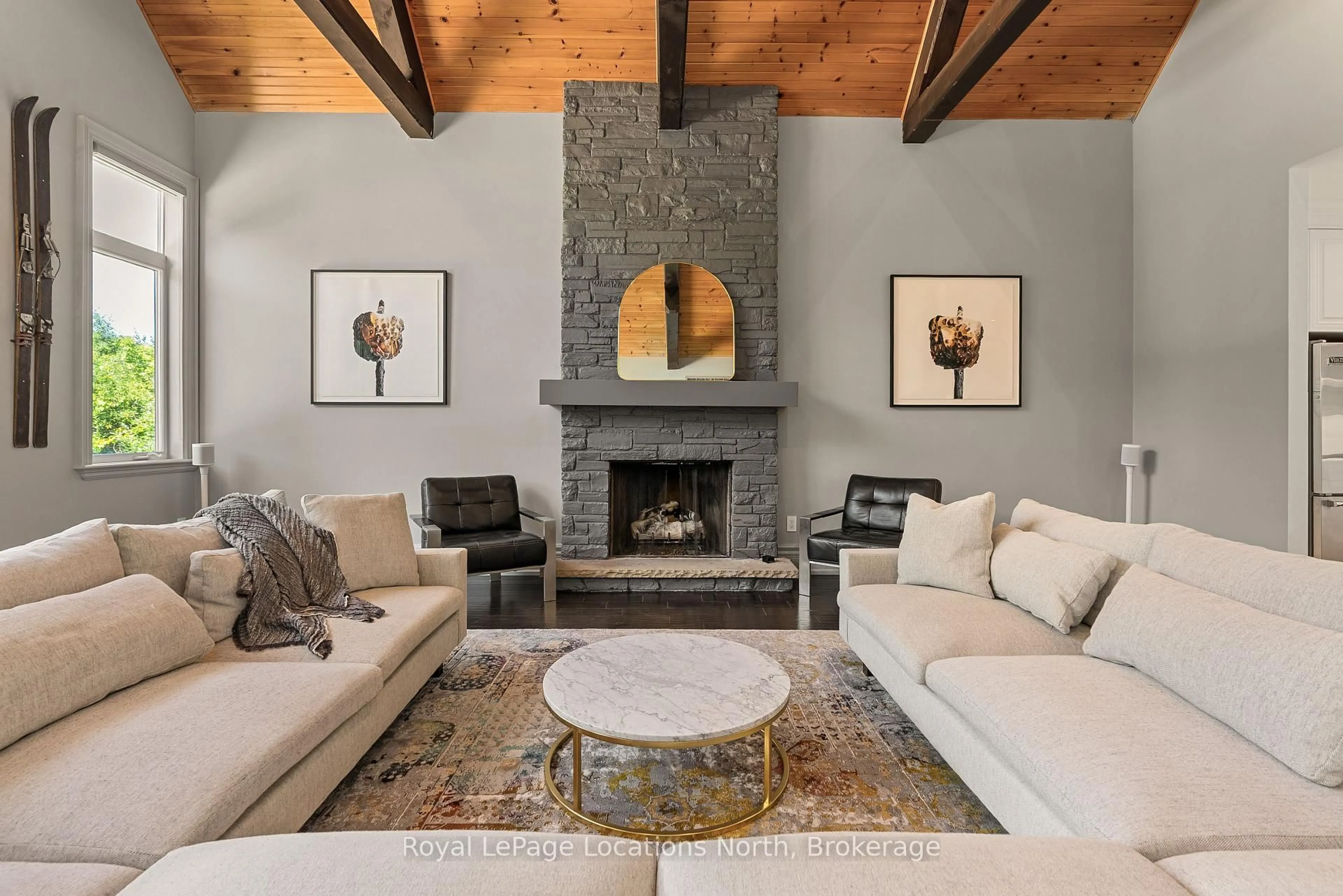 Living room with furniture, unknown for 109 Hemlock Crt, Blue Mountains Ontario L9Y 0T3