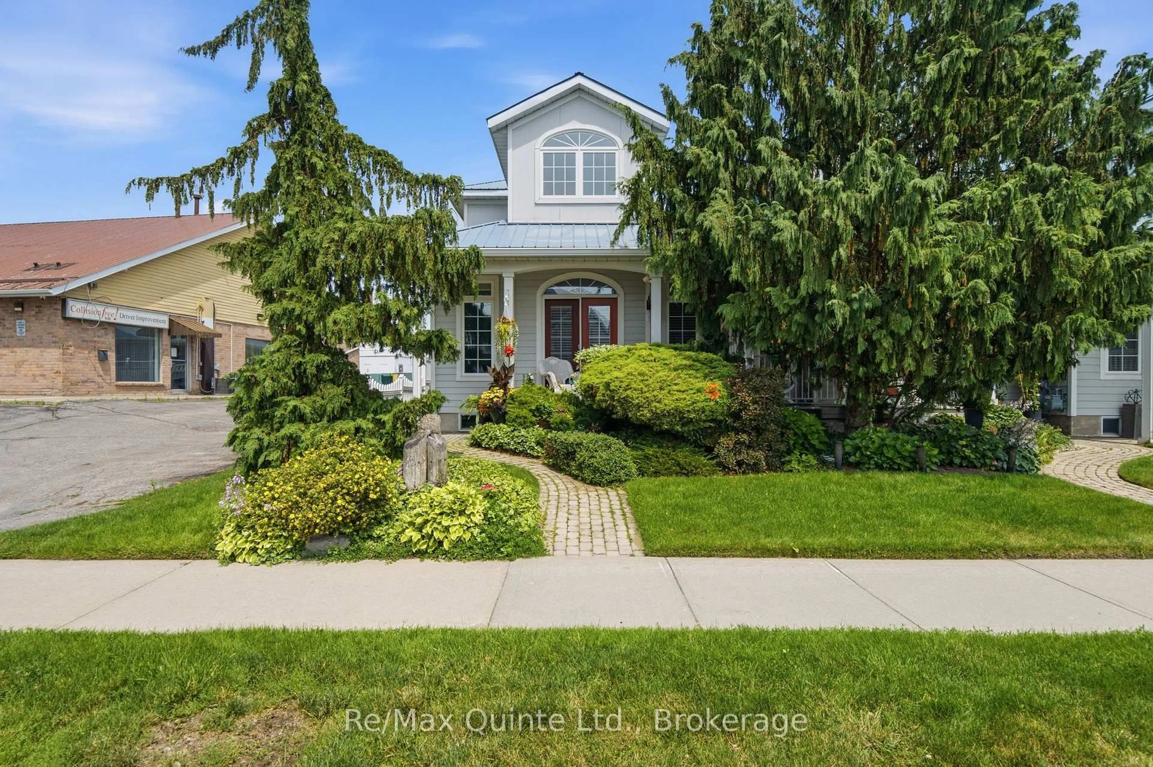 A pic from outside/outdoor area/front of a property/back of a property/a pic from drone, street for 86 Pinnacle St, Belleville Ontario K8N 5Y5