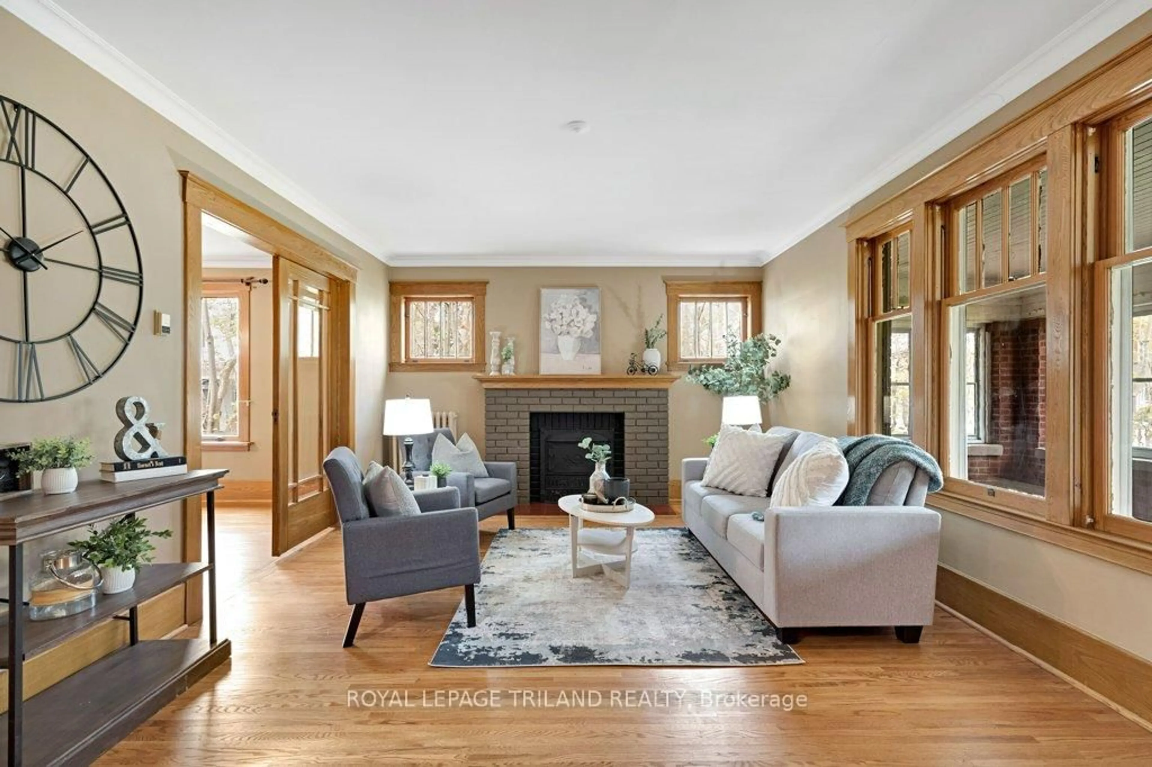Living room with furniture, unknown for 46 Rosebery Pl, St. Thomas Ontario N5R 2H7