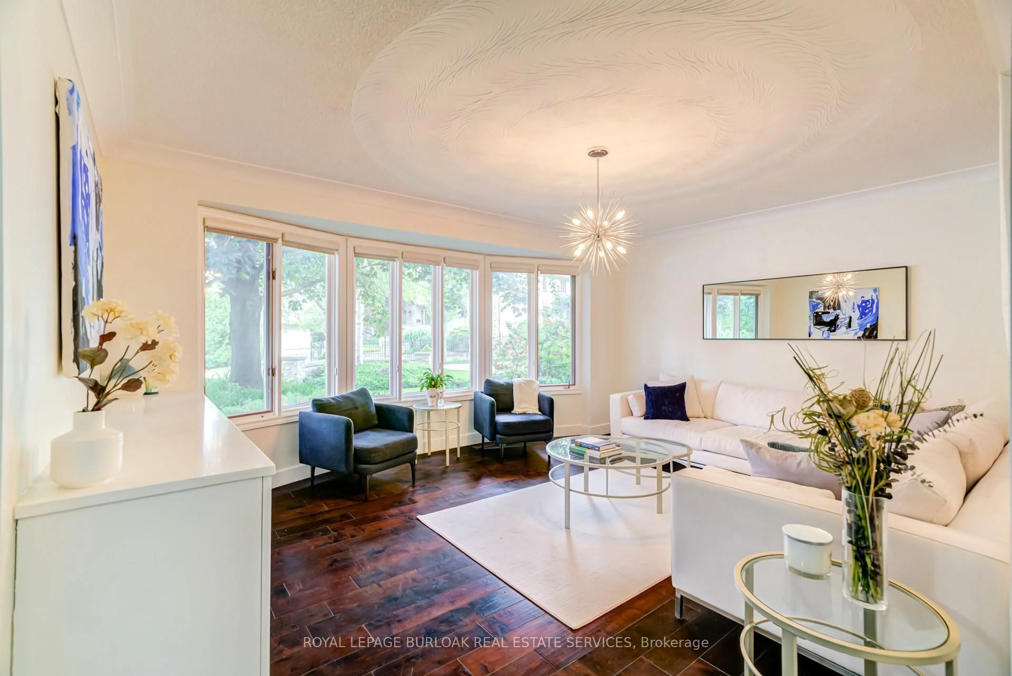 Living room with furniture, unknown for 181 Golf Links Rd, Hamilton Ontario L9G 2N4