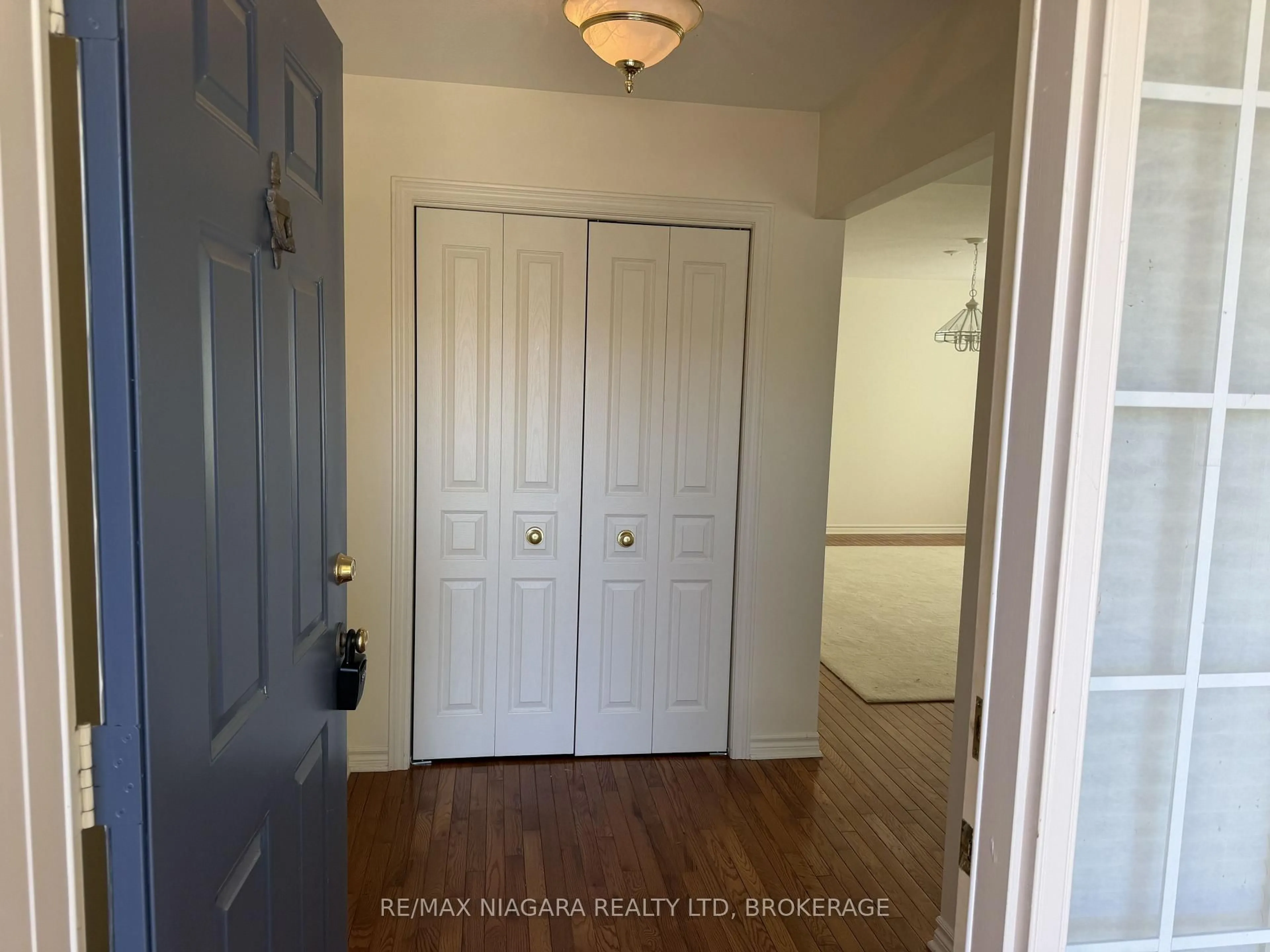 Indoor entryway for 3516 Main St #19, Niagara Falls Ontario L2G 6A6
