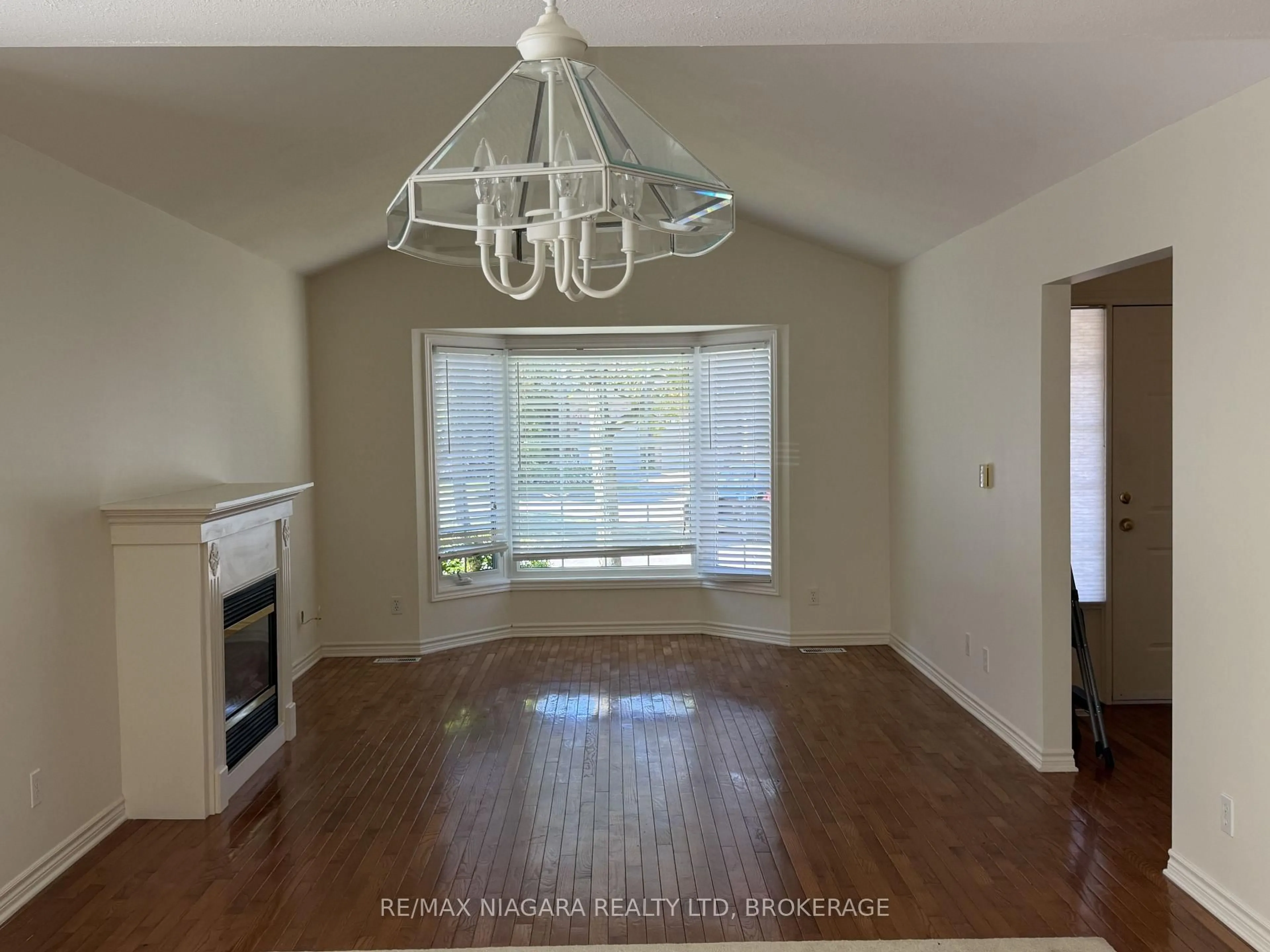 A pic of a room for 3516 Main St #19, Niagara Falls Ontario L2G 6A6
