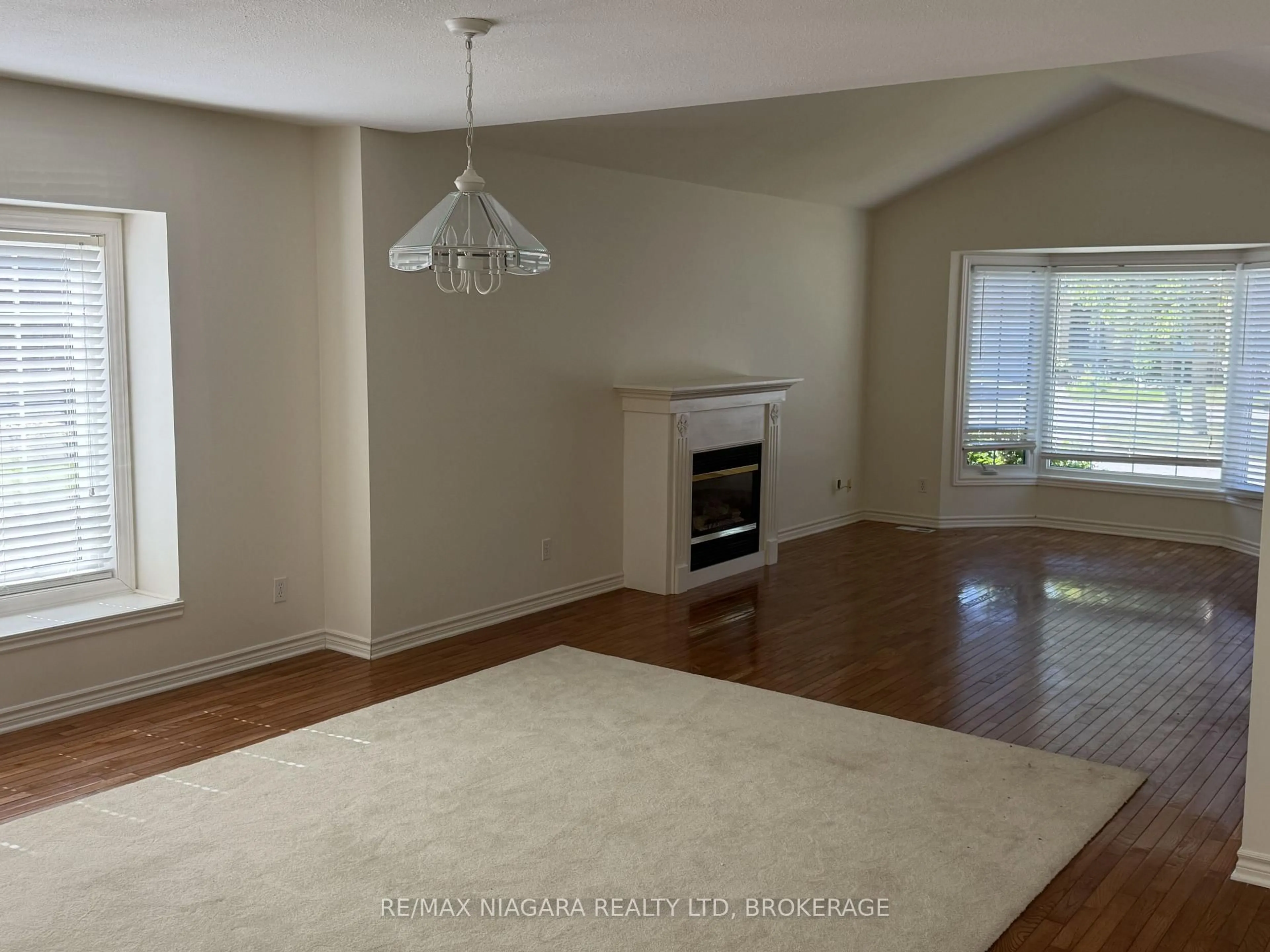 A pic of a room for 3516 Main St #19, Niagara Falls Ontario L2G 6A6