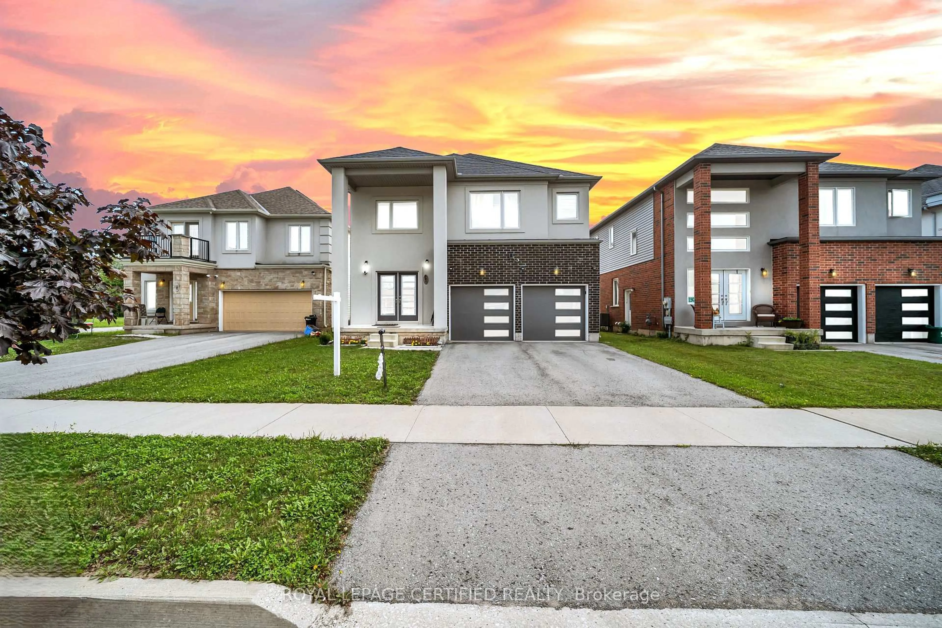 Home with vinyl exterior material, street for 204 Mccabe Ave, Welland Ontario L3B 0H6