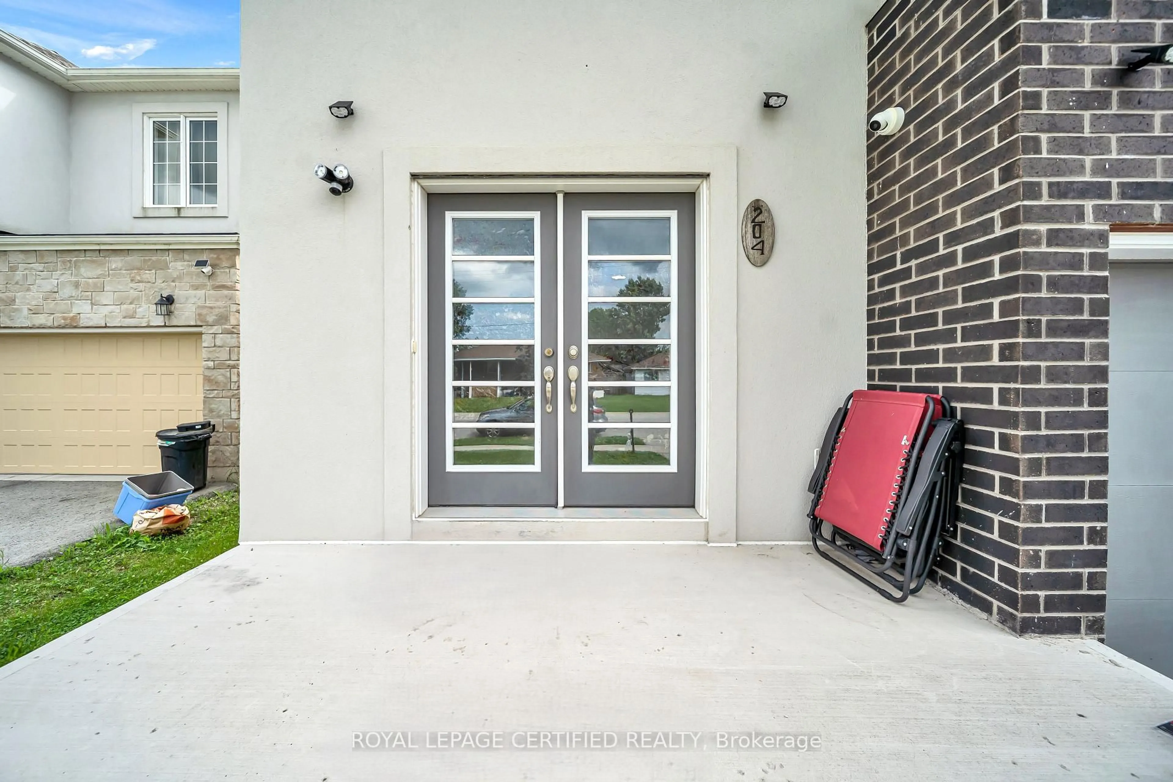Indoor entryway for 204 Mccabe Ave, Welland Ontario L3B 0H6