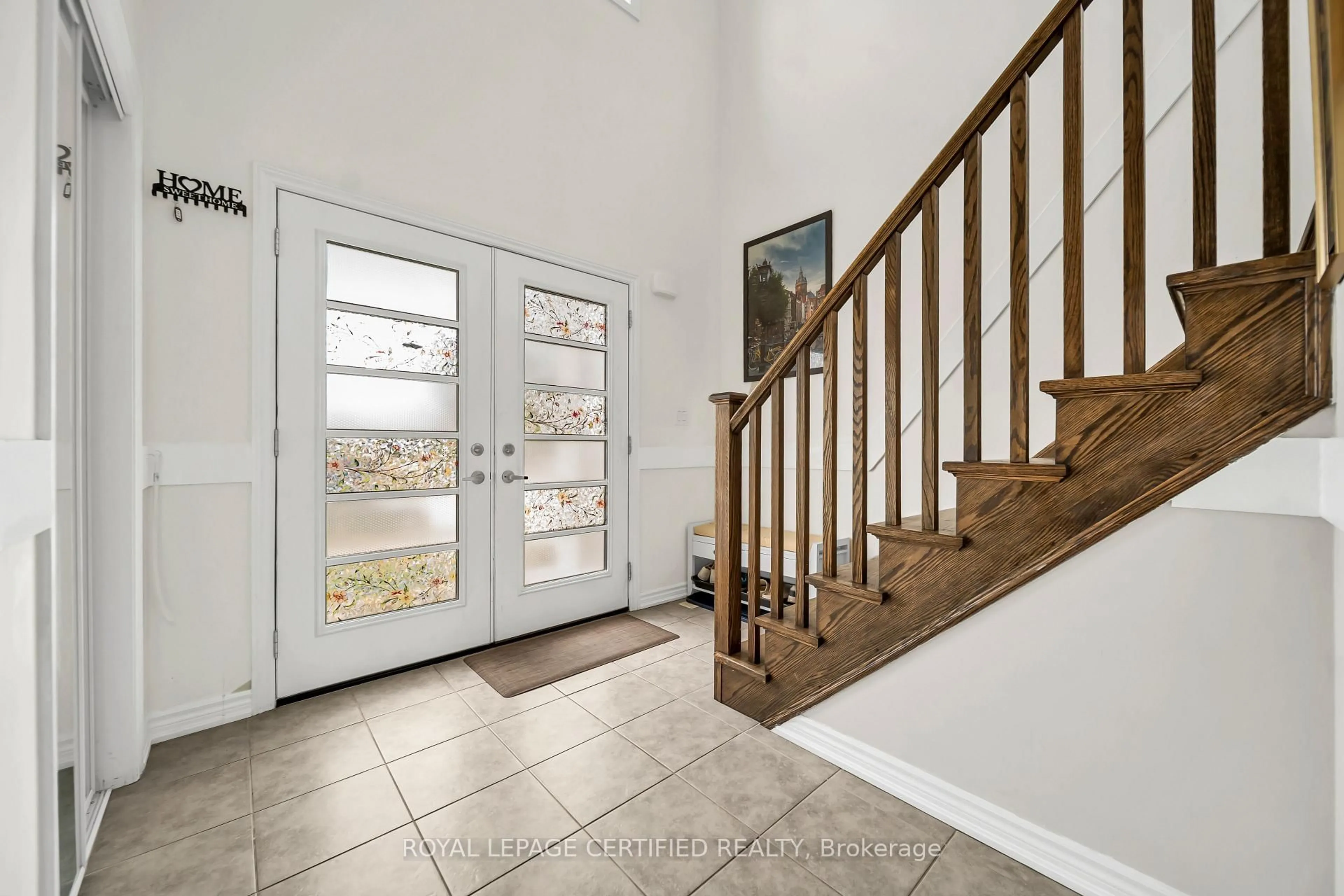 Indoor entryway for 204 Mccabe Ave, Welland Ontario L3B 0H6