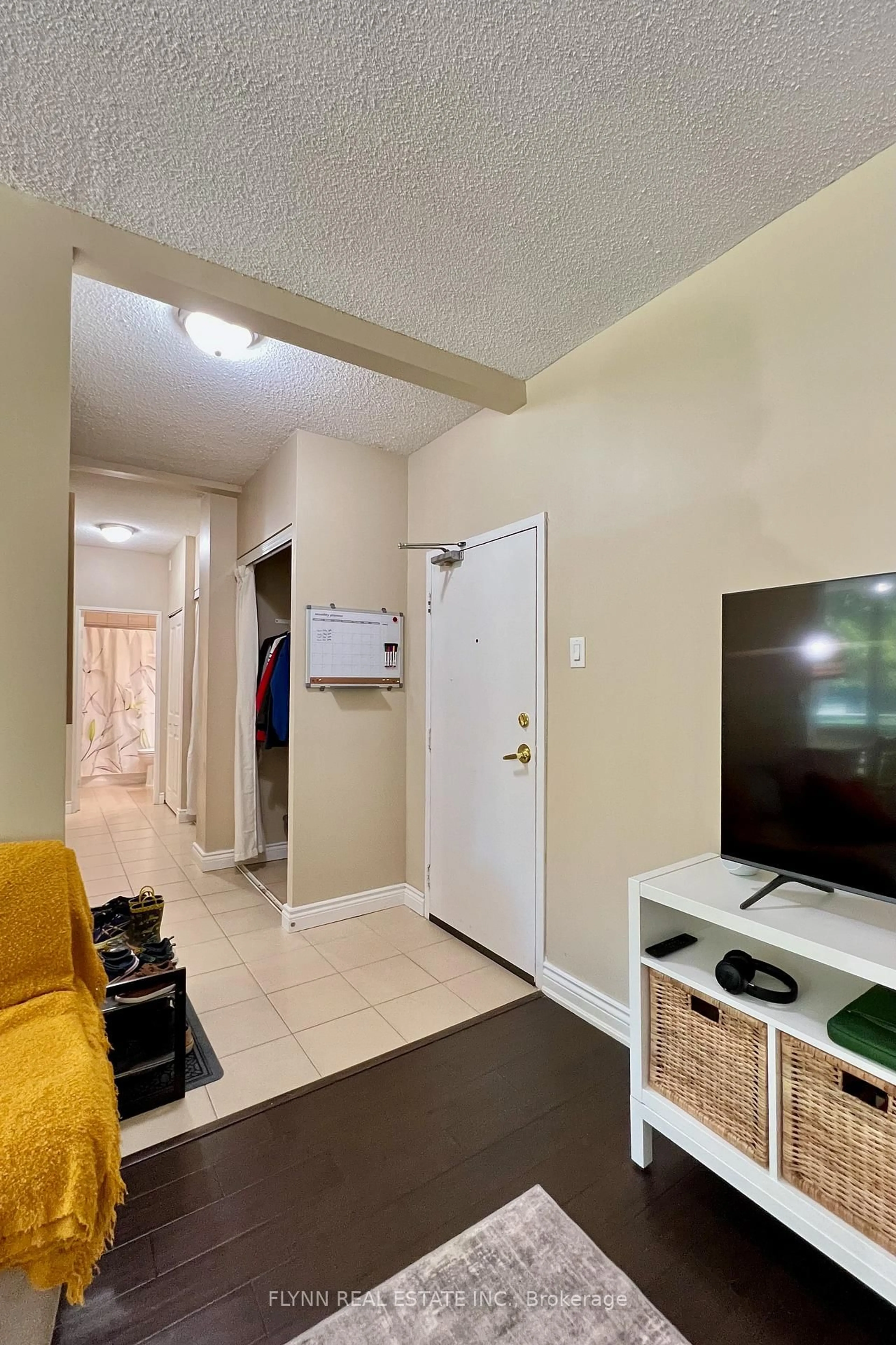 Indoor entryway for 6390 HUGGINS St #103, Niagara Falls Ontario L2J 1H1