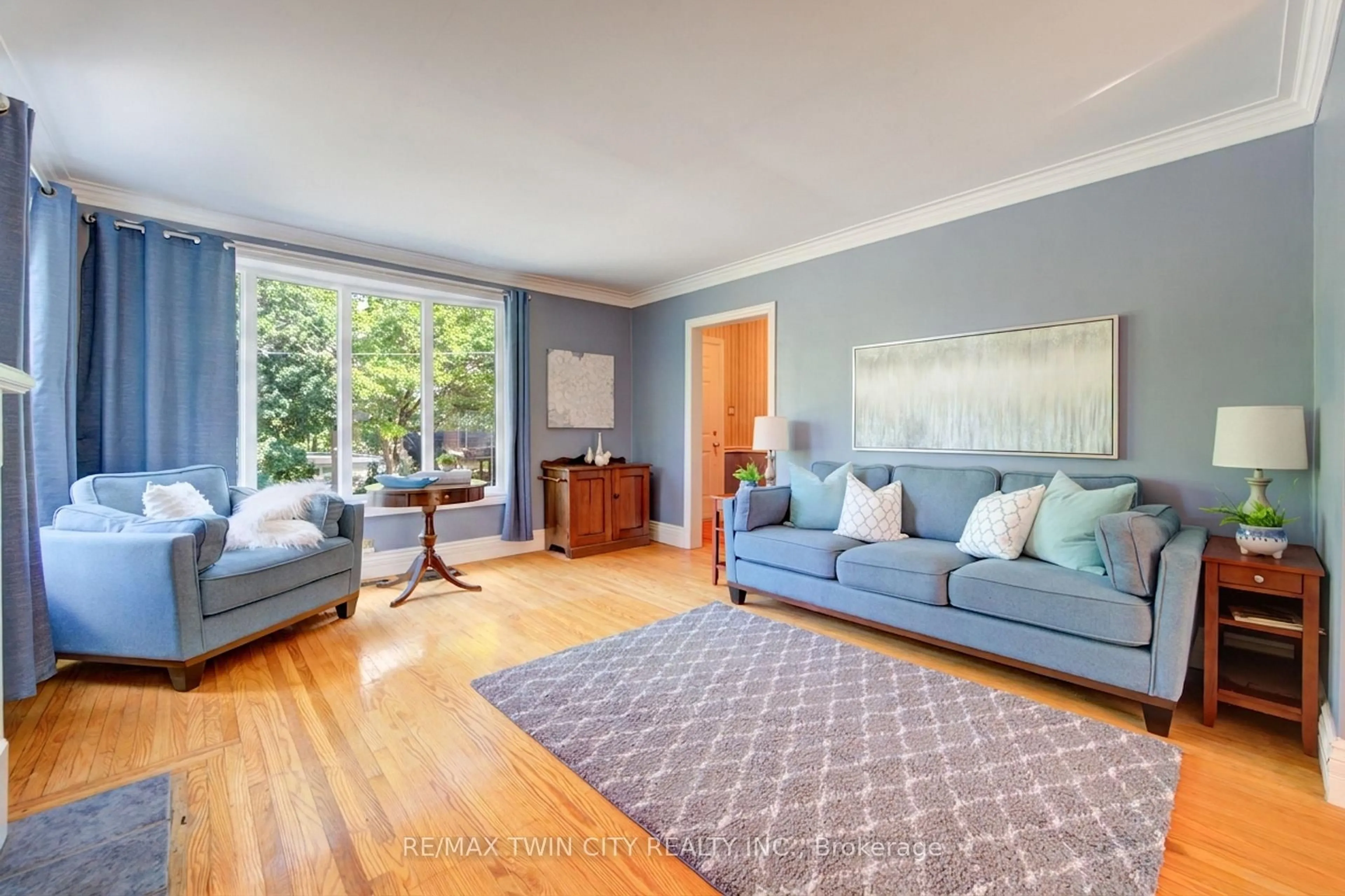 Living room with furniture, unknown for 24 Forest Rd, Cambridge Ontario N1S 3B2