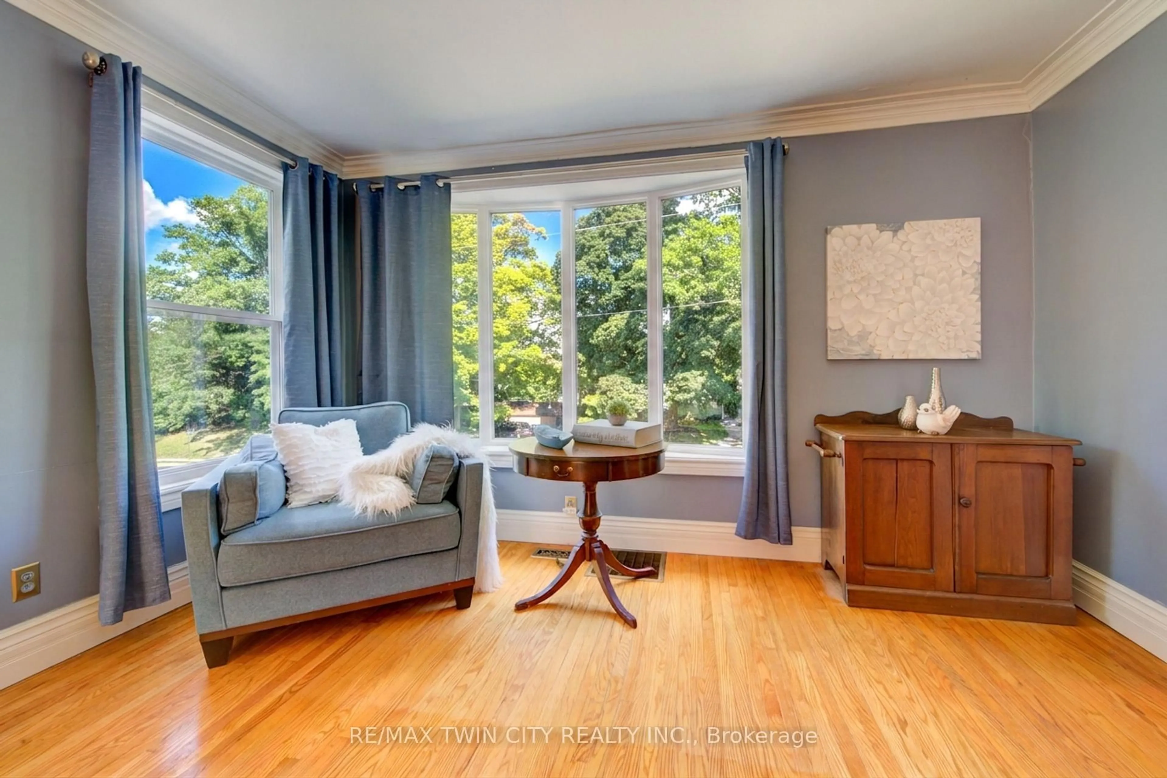 Living room with furniture, wood/laminate floor for 24 Forest Rd, Cambridge Ontario N1S 3B2