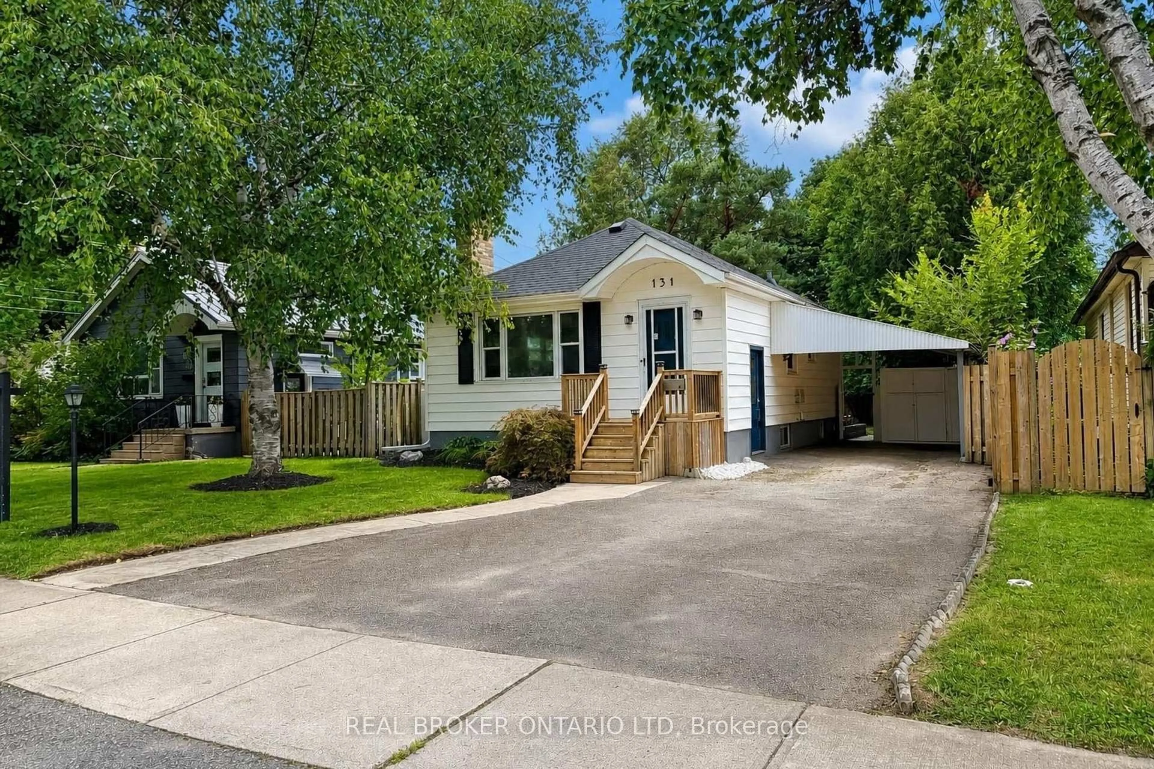 Home with vinyl exterior material, street for 131 Bond St, London South Ontario N6C 1W6