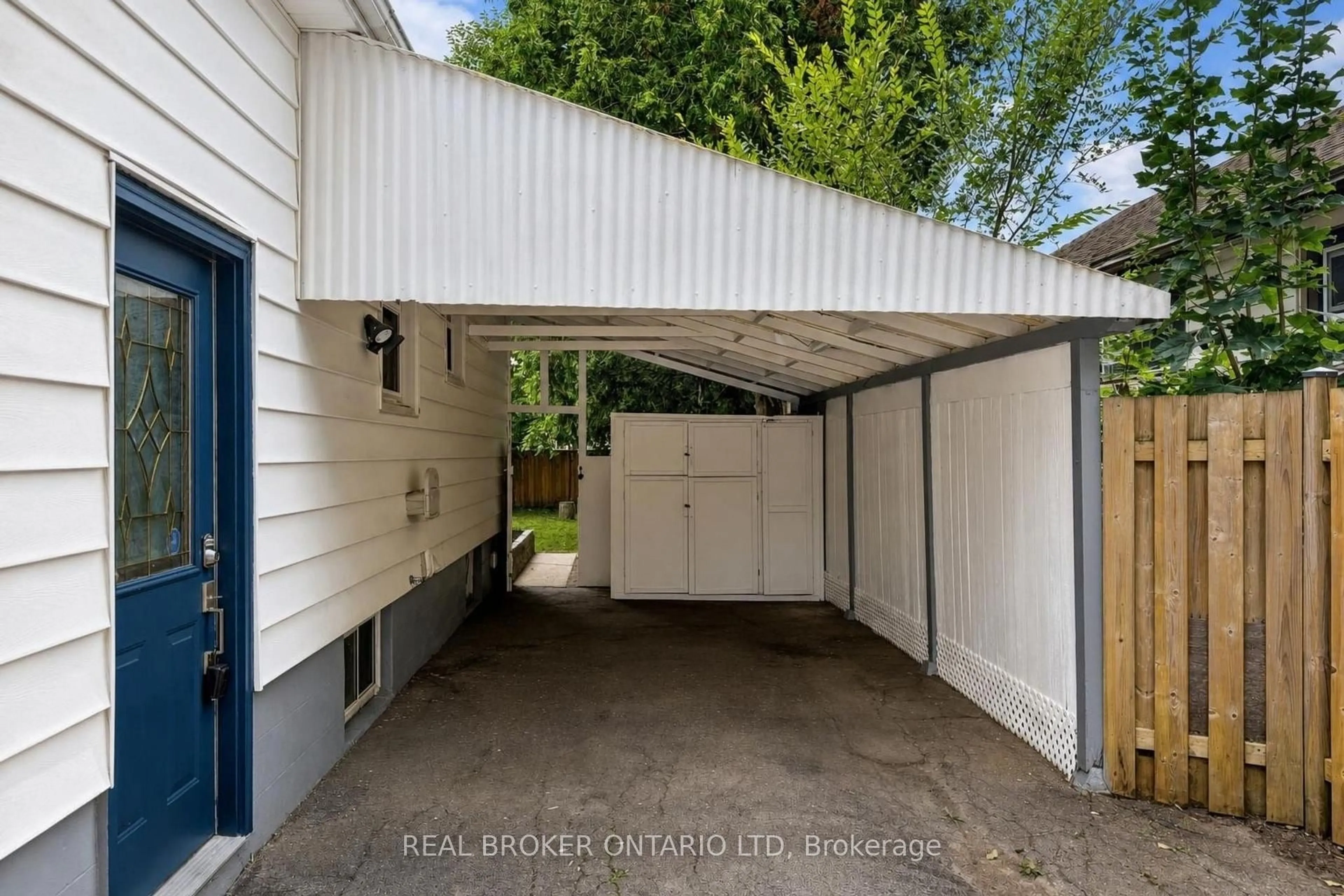 Indoor garage for 131 Bond St, London South Ontario N6C 1W6