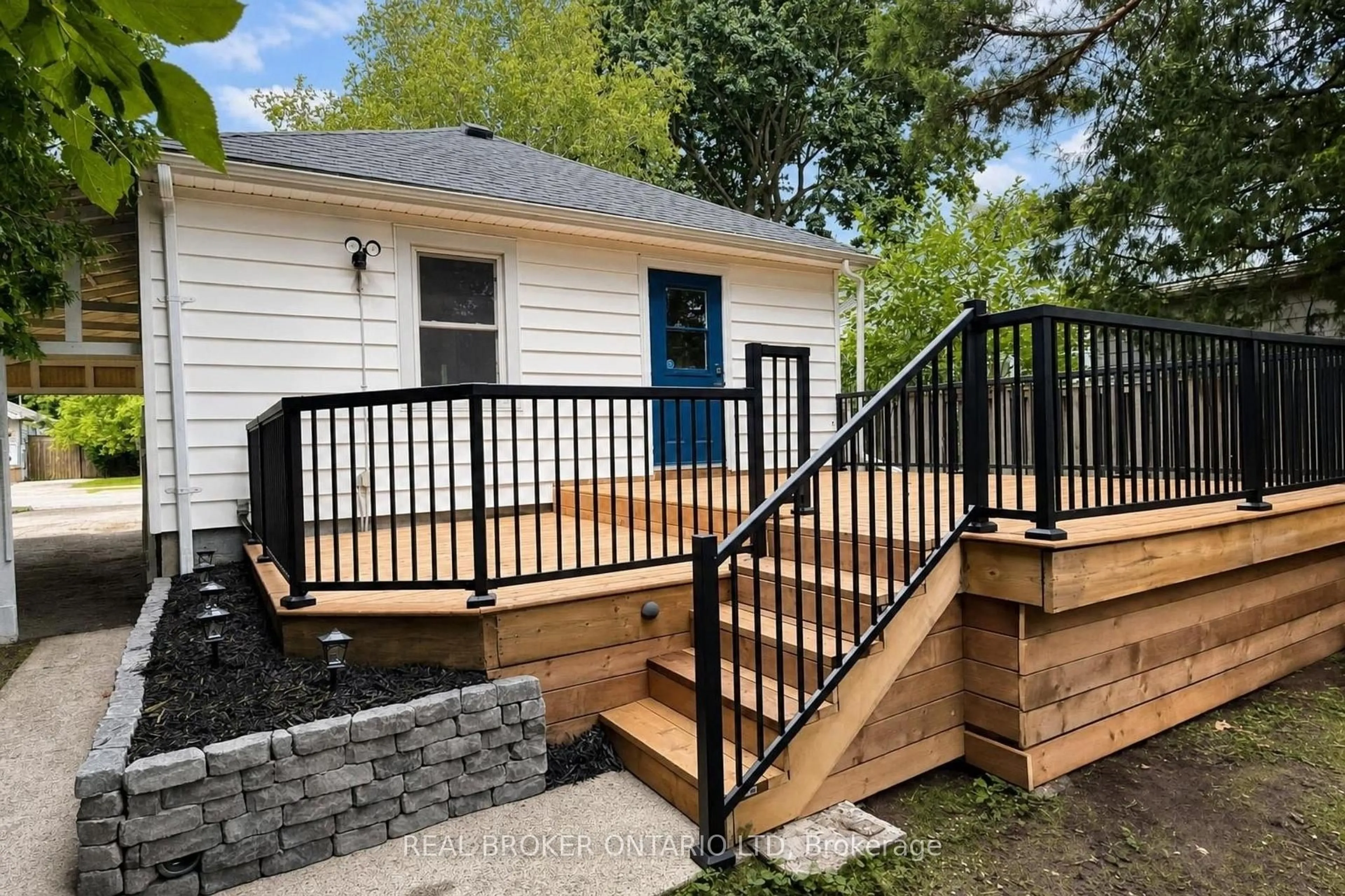 Patio, street for 131 Bond St, London South Ontario N6C 1W6