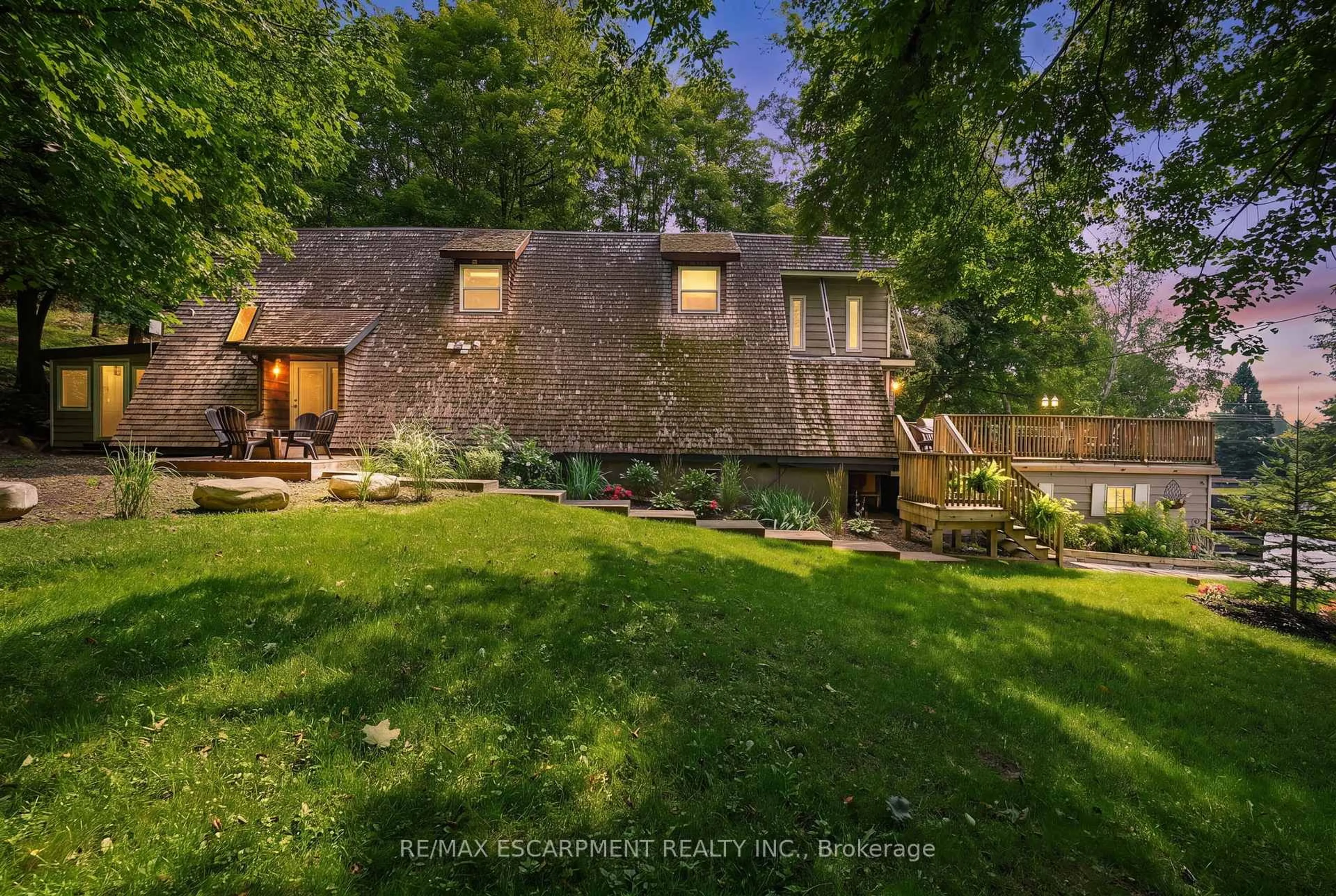 A pic from outside/outdoor area/front of a property/back of a property/a pic from drone, unknown for 1073 Cedar Beach Rd, Bracebridge Ontario P1L 1W8