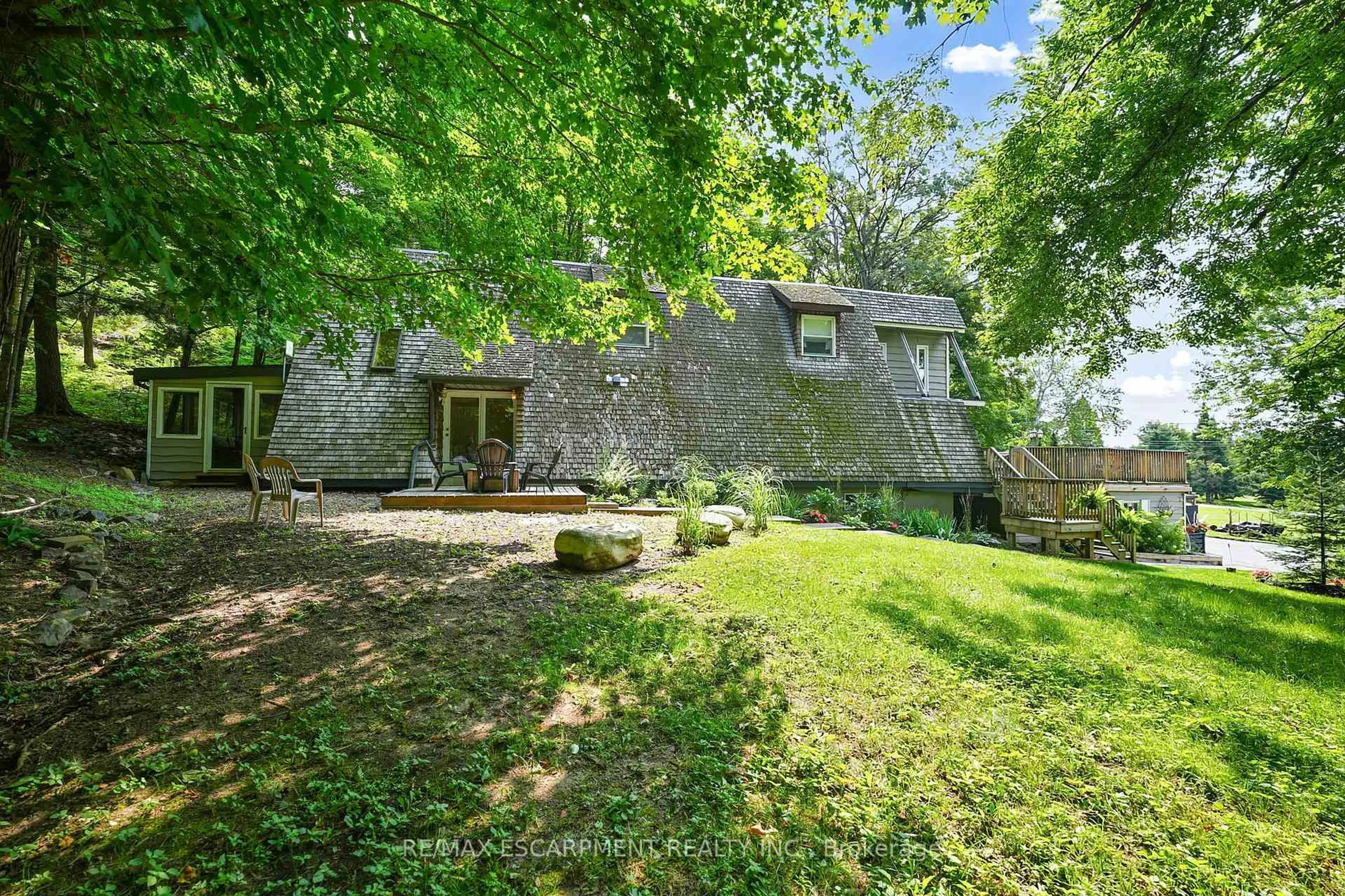 A pic from outside/outdoor area/front of a property/back of a property/a pic from drone, unknown for 1073 Cedar Beach Rd, Bracebridge Ontario P1L 1W8
