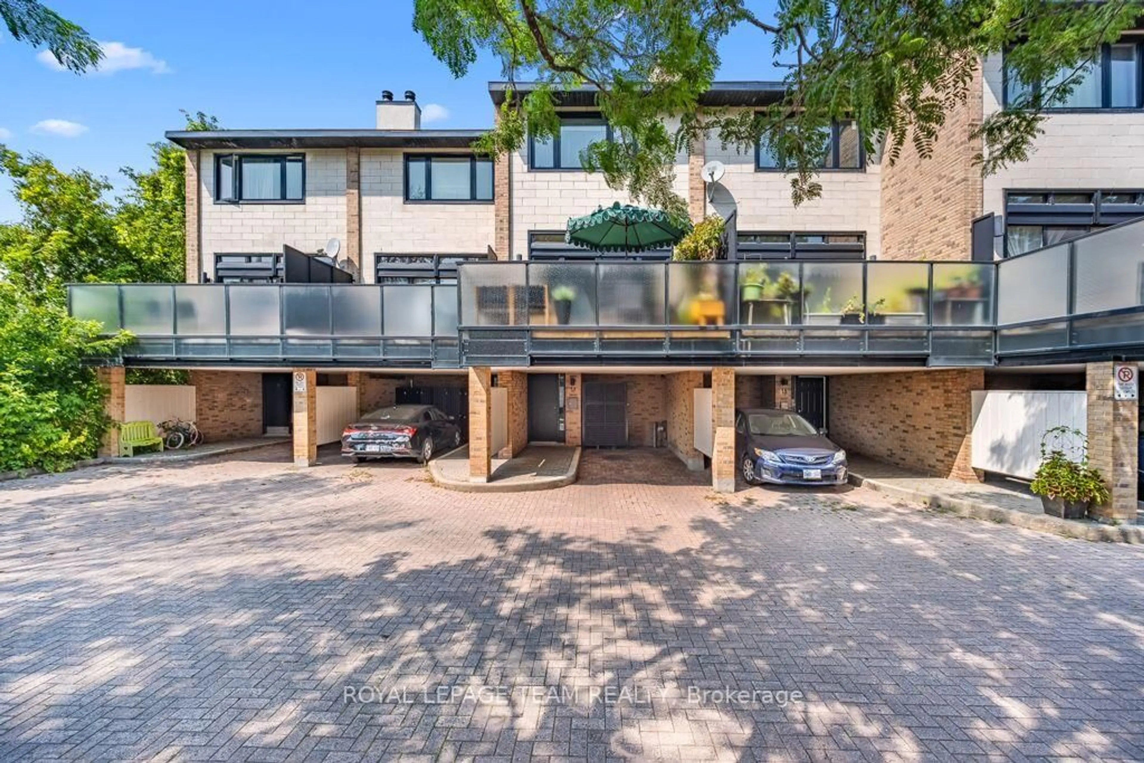A pic from outside/outdoor area/front of a property/back of a property/a pic from drone, street for 575 OLD ST PATRICK St #17, Ottawa Ontario K1N 9H5