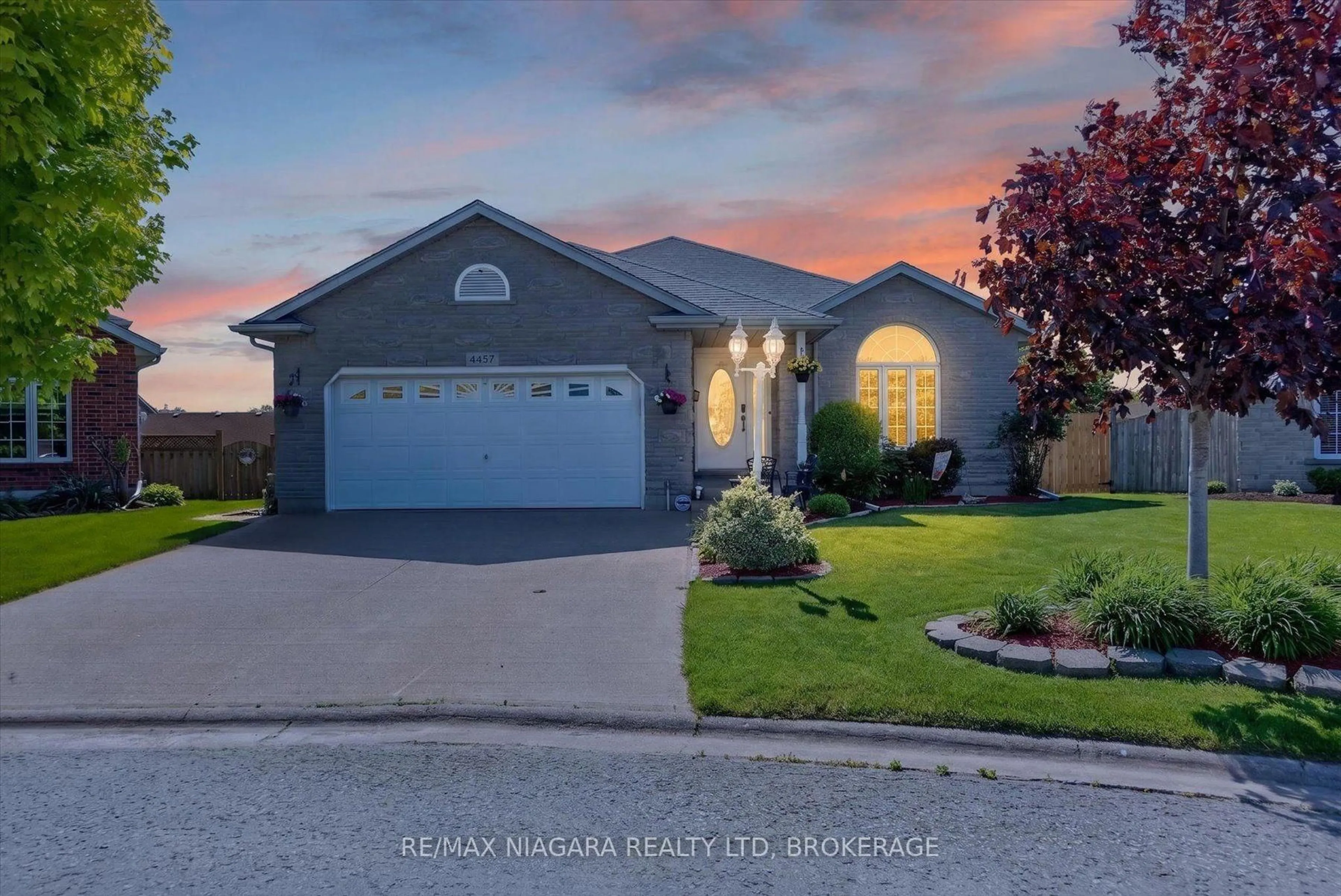 A pic from outside/outdoor area/front of a property/back of a property/a pic from drone, unknown for 4457 Kathleen Cres, Niagara Falls Ontario L2H 3H8