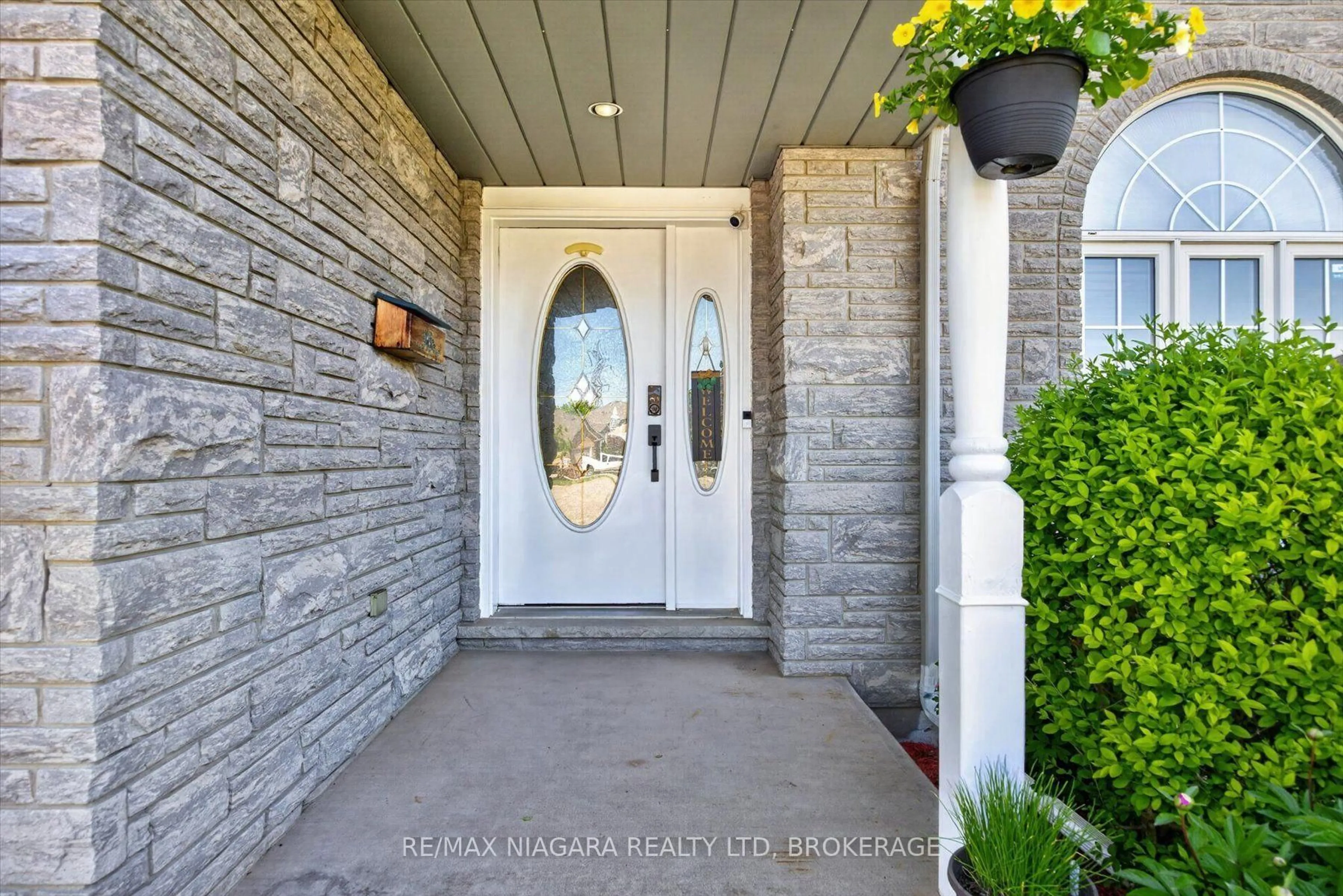 Indoor entryway for 4457 Kathleen Cres, Niagara Falls Ontario L2H 3H8