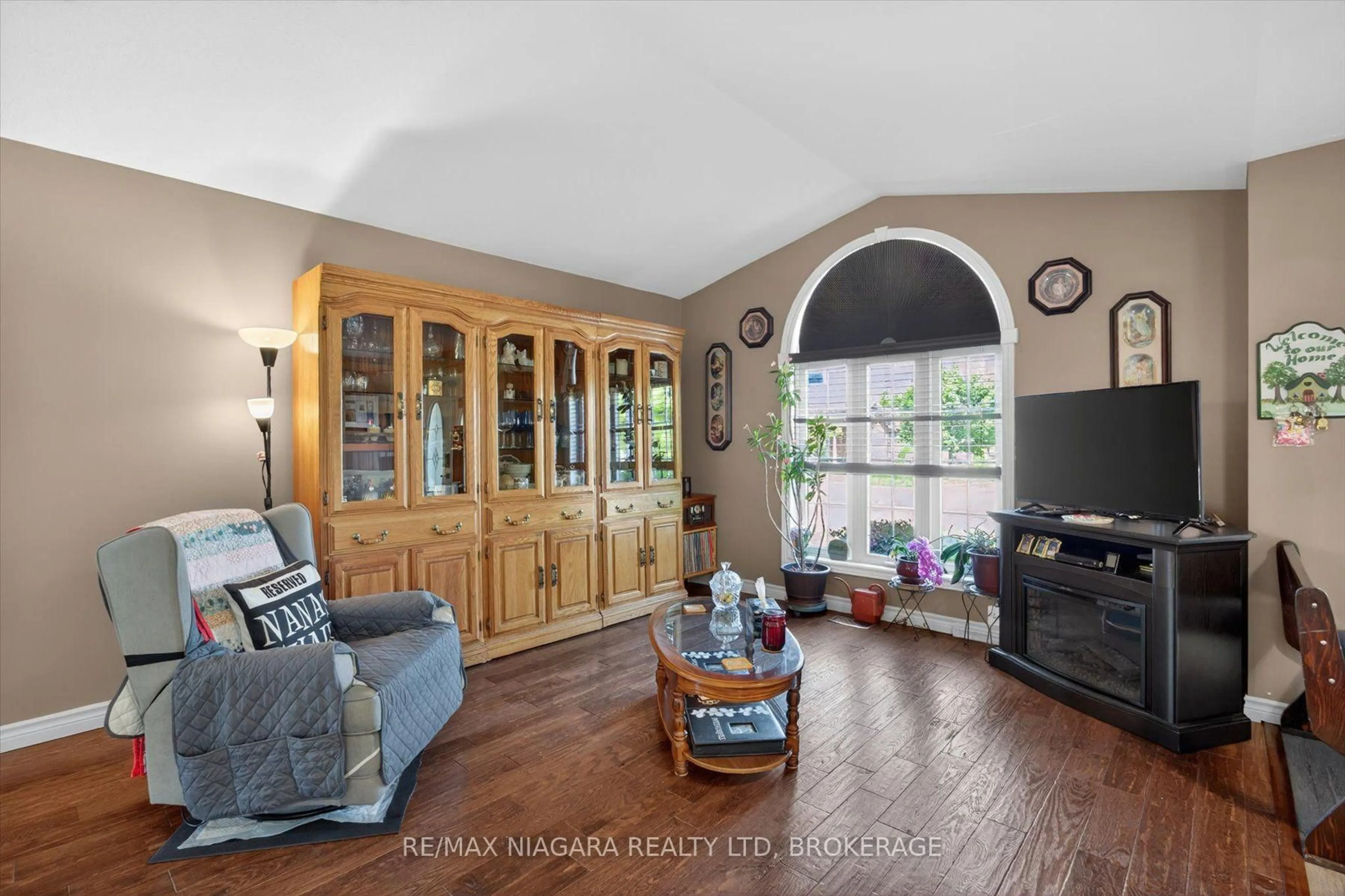 Living room with furniture, unknown for 4457 Kathleen Cres, Niagara Falls Ontario L2H 3H8
