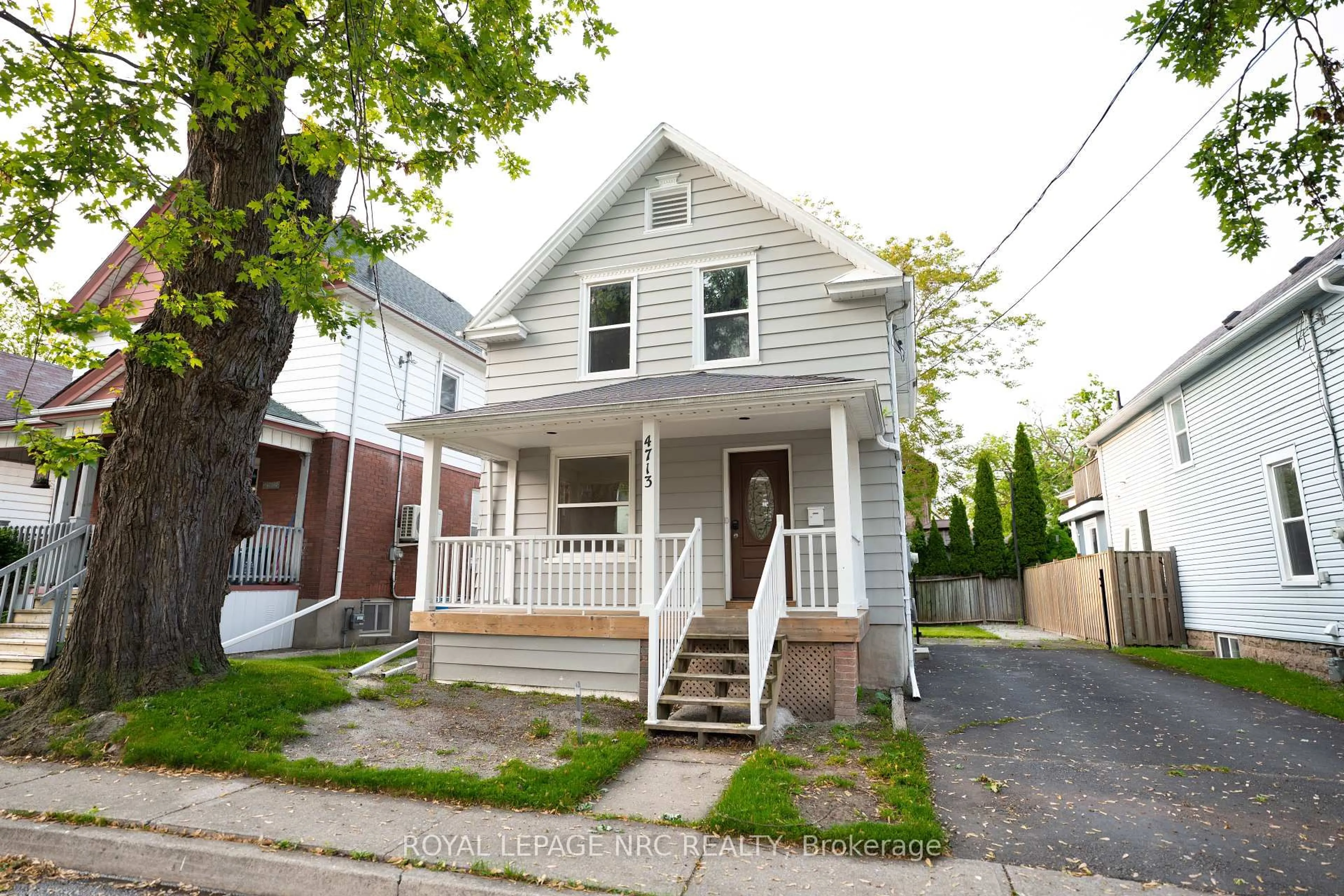 Home with vinyl exterior material, street for 4713 Cookman Cres, Niagara Falls Ontario L2E 1C1