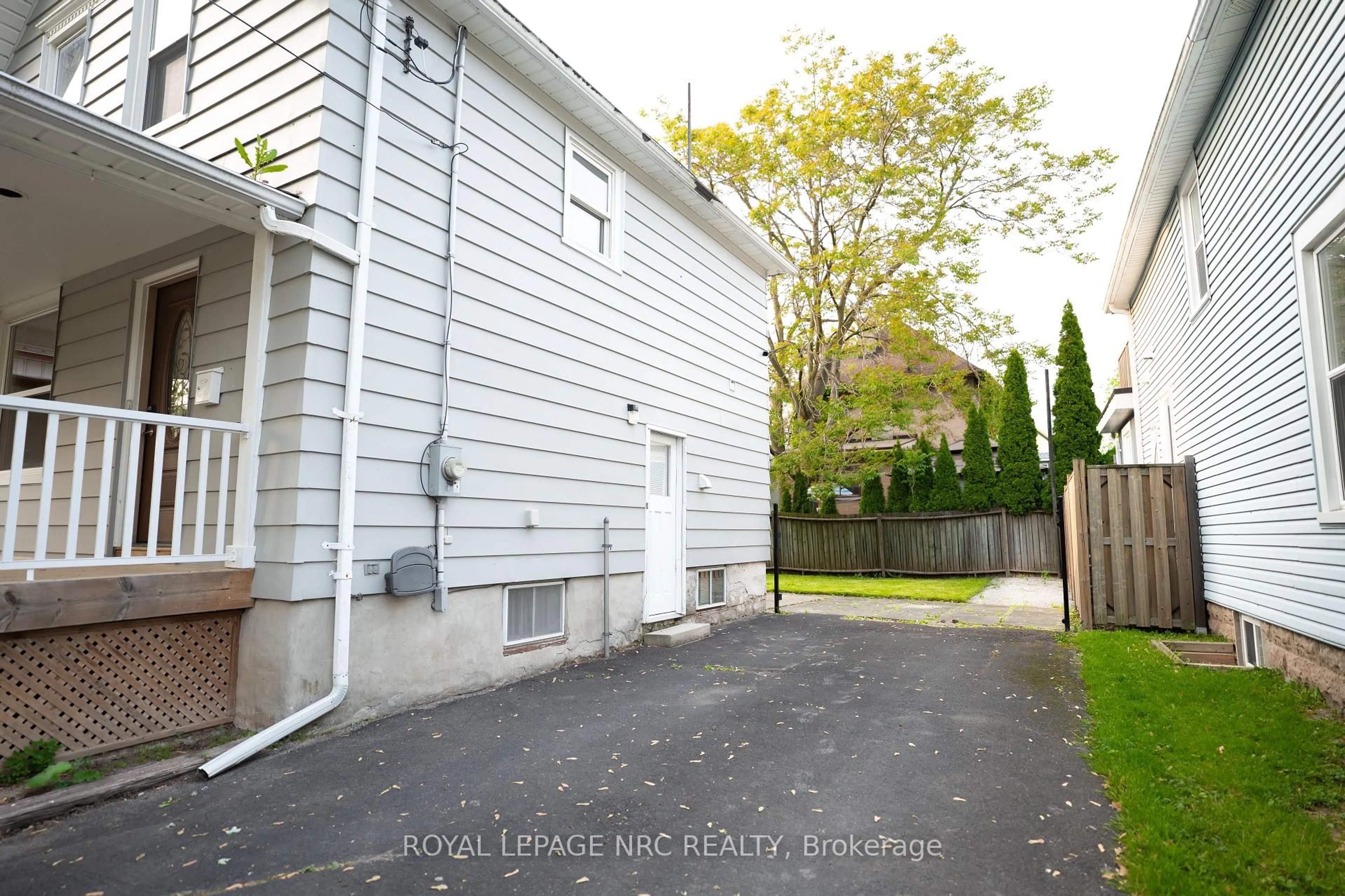 Patio, street for 4713 Cookman Cres, Niagara Falls Ontario L2E 1C1