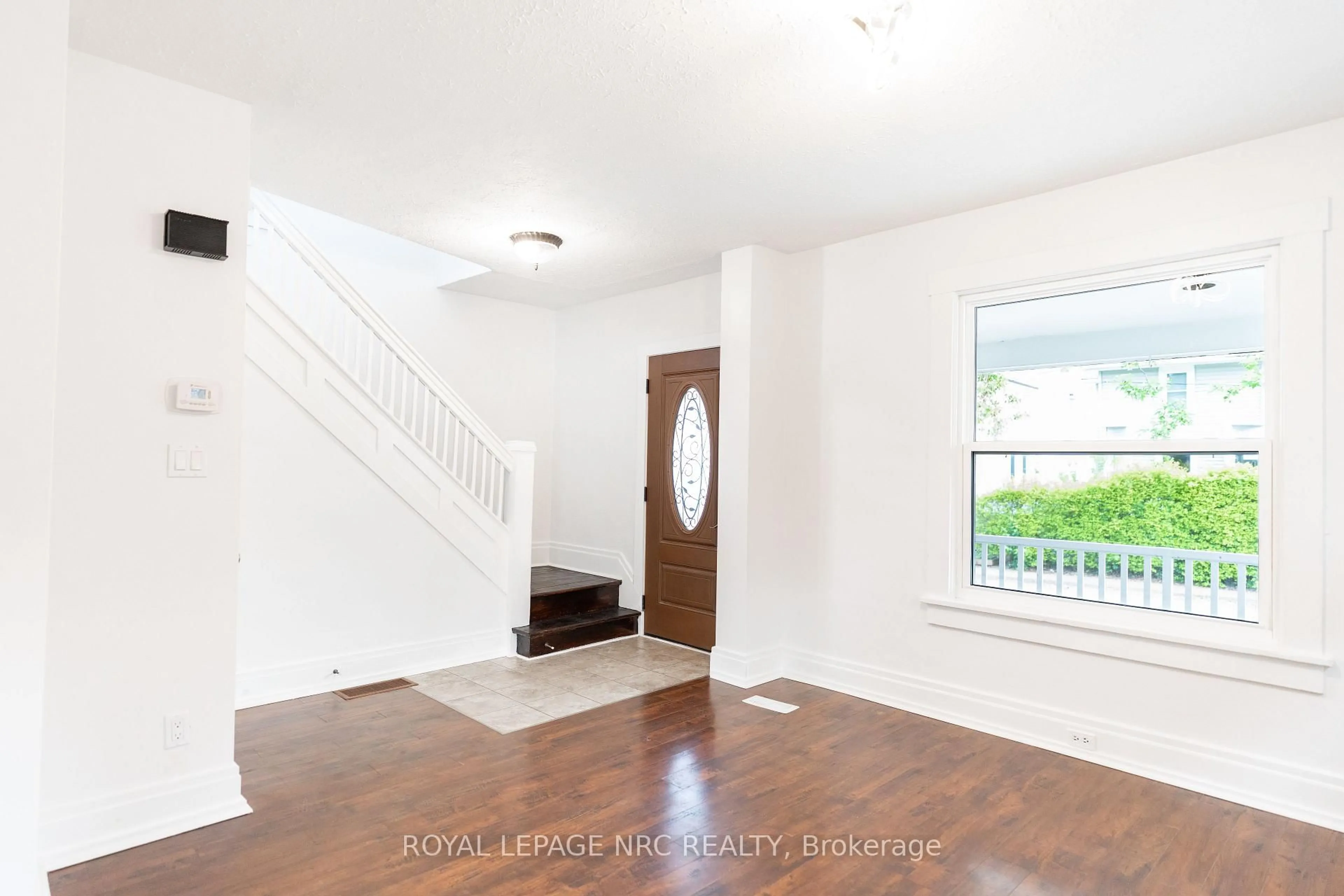 Indoor entryway for 4713 Cookman Cres, Niagara Falls Ontario L2E 1C1