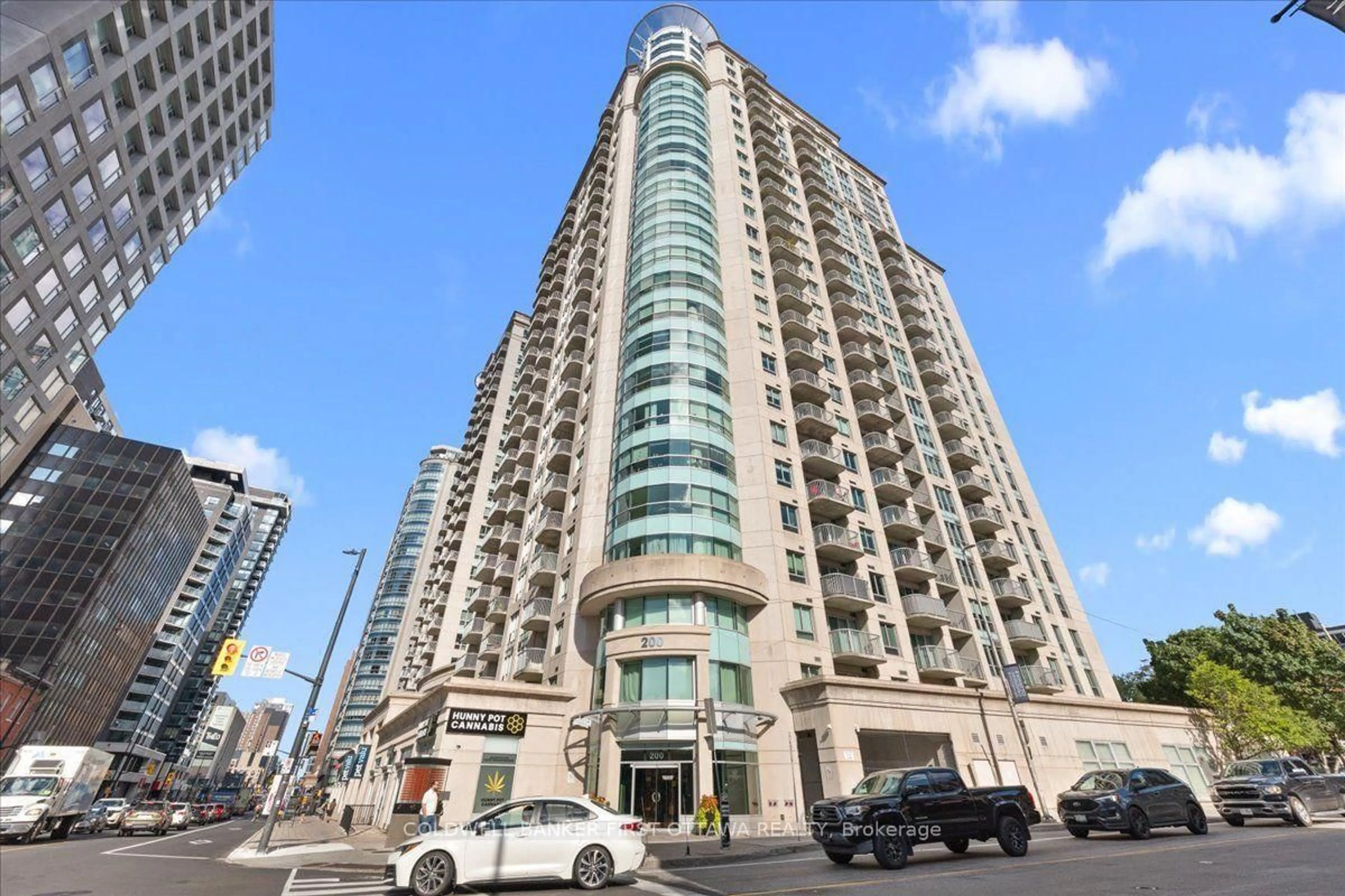 Indoor foyer for 200 Rideau St #711, Ottawa Ontario K1N 5Y1