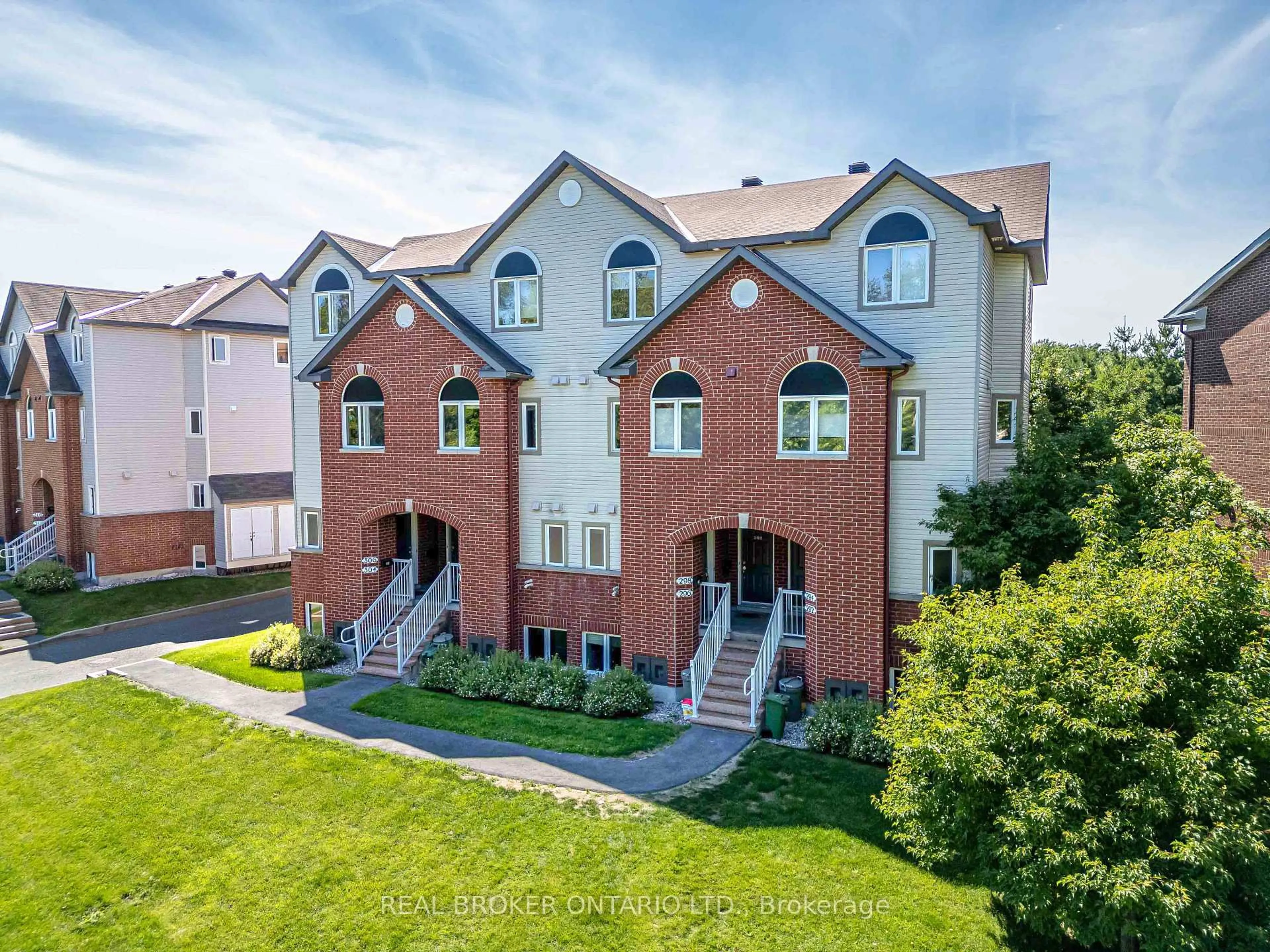 A pic from outside/outdoor area/front of a property/back of a property/a pic from drone, street for 292 London Terr, Ottawa Ontario K1K 2W2