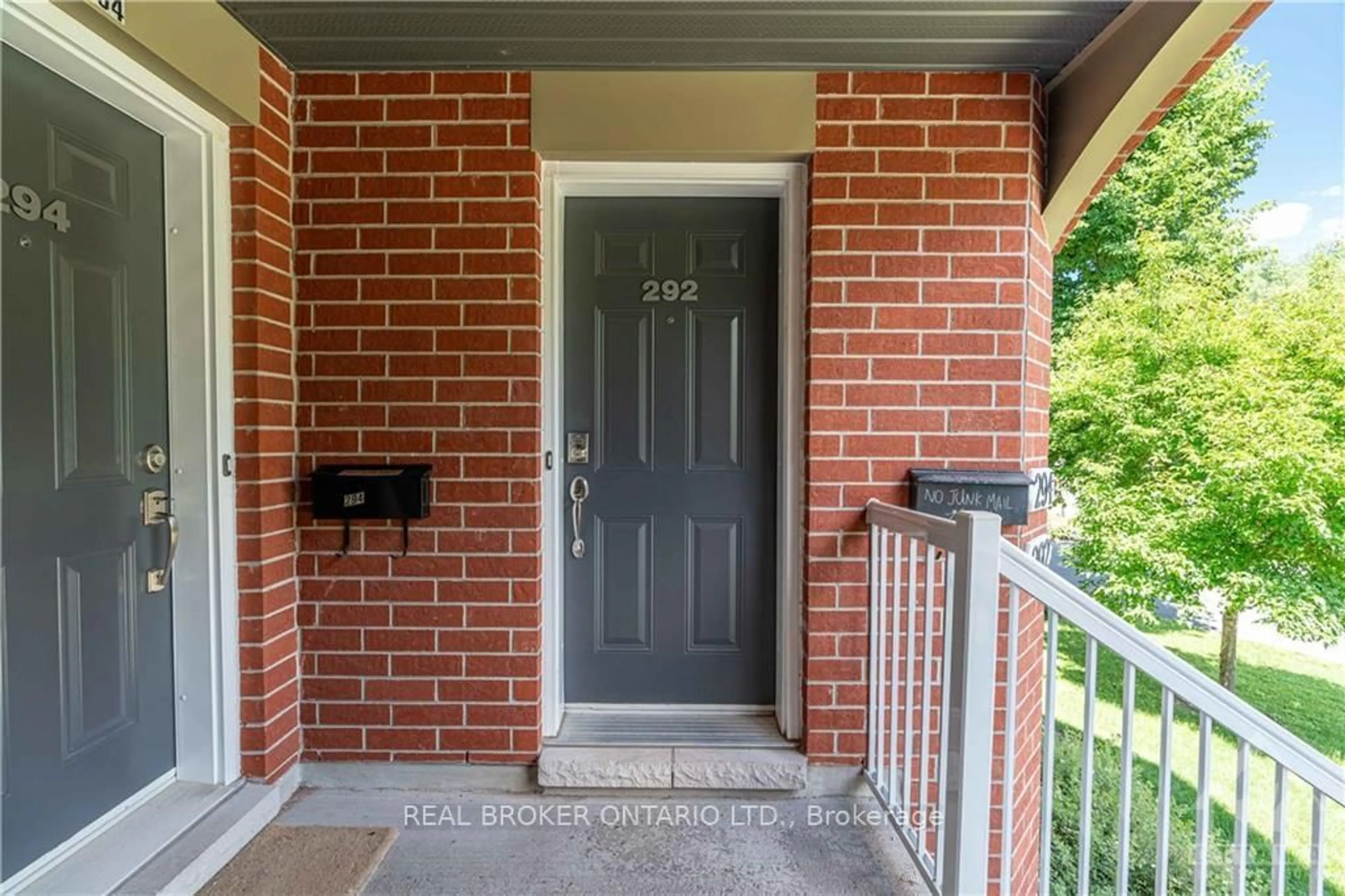 Indoor entryway for 292 London Terr, Ottawa Ontario K1K 2W2