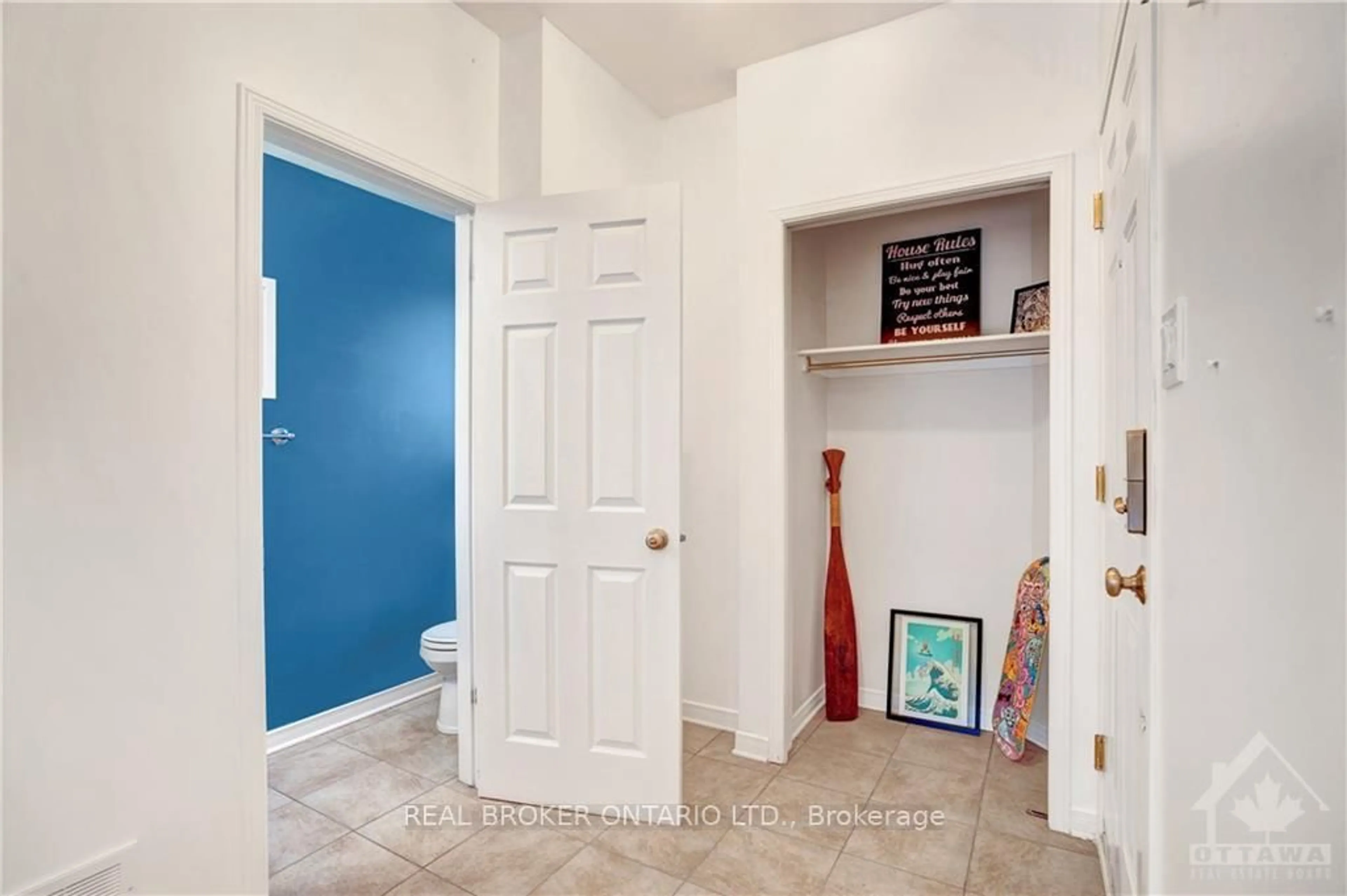 Indoor entryway for 292 London Terr, Ottawa Ontario K1K 2W2