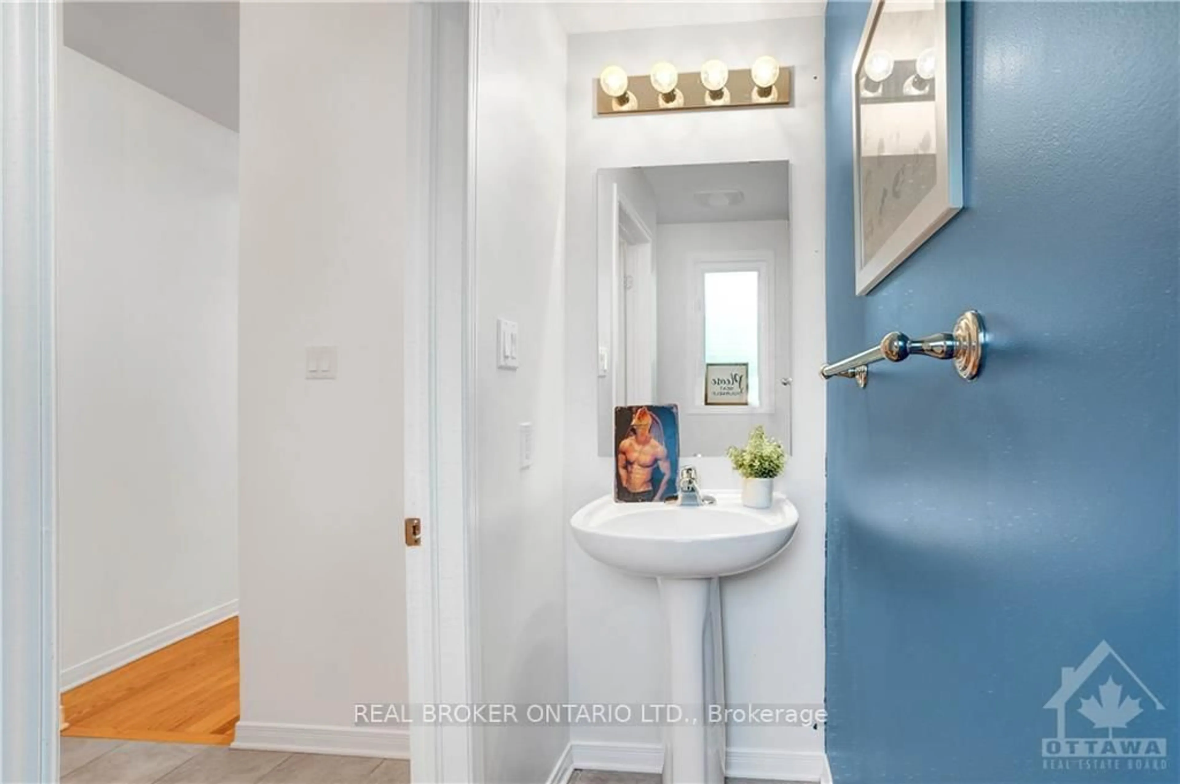 Standard bathroom, ceramic/tile floor for 292 London Terr, Ottawa Ontario K1K 2W2