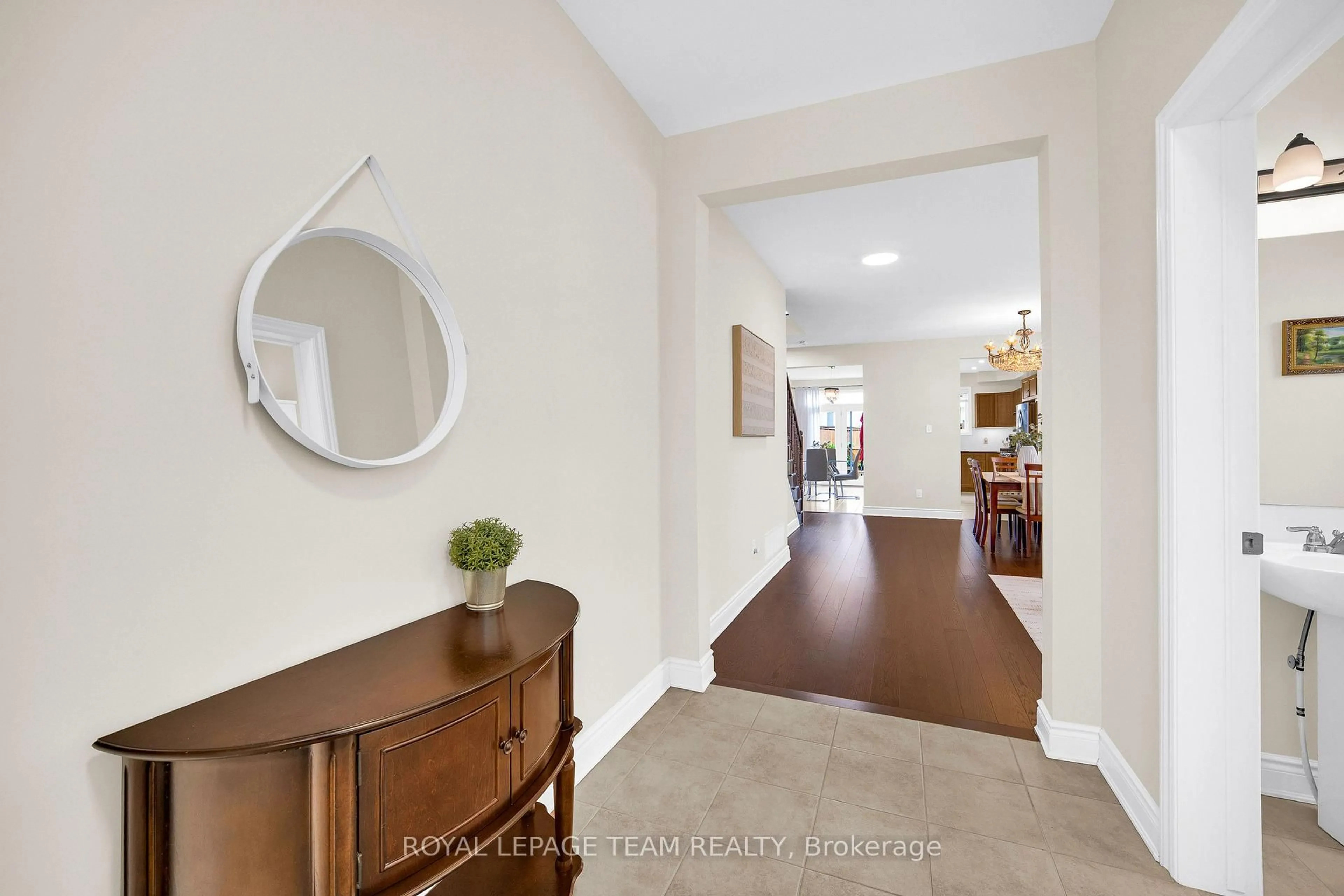 Indoor entryway for 607 Parade Dr, Stittsville Ontario K2S 0Y5
