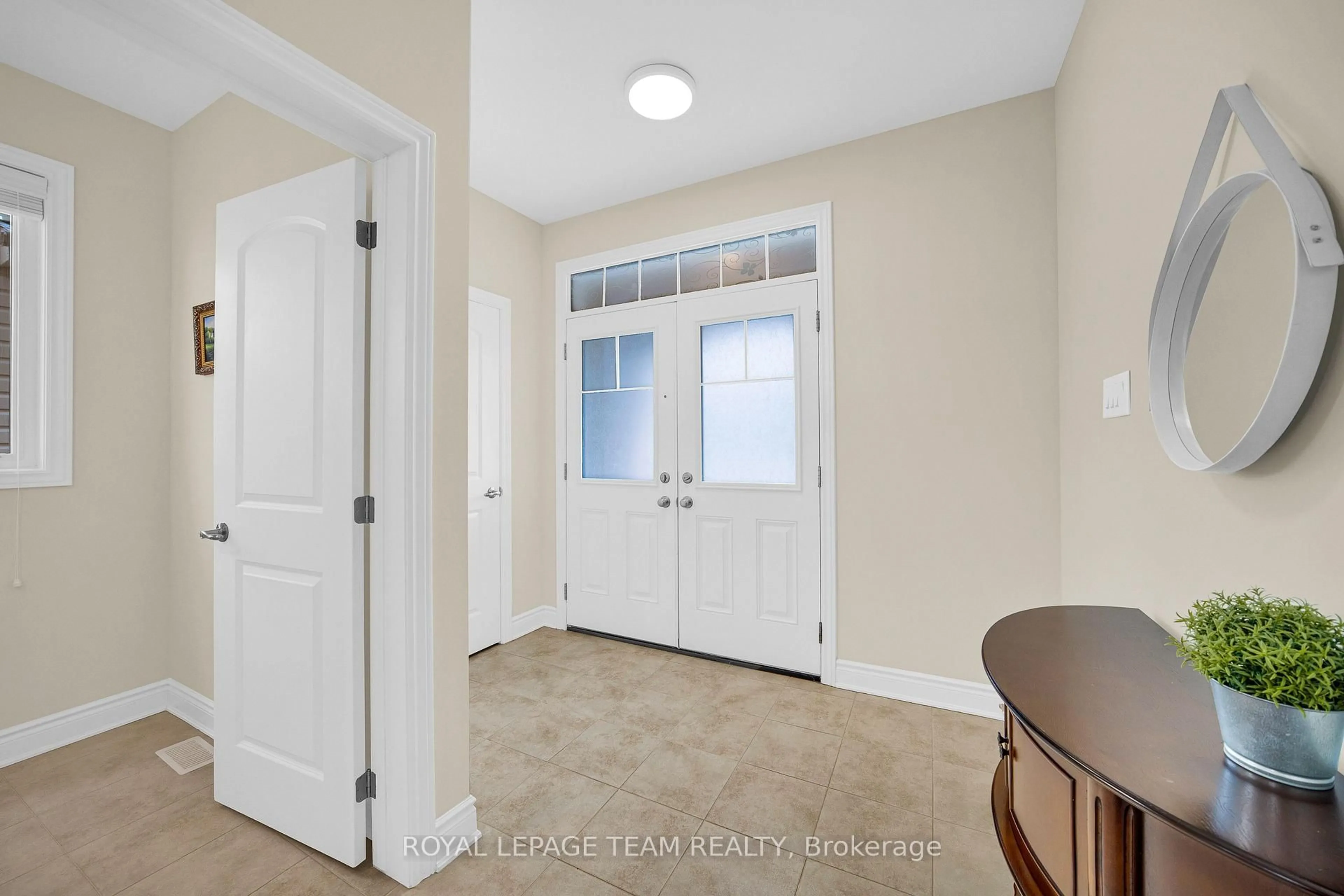Indoor entryway for 607 Parade Dr, Stittsville Ontario K2S 0Y5