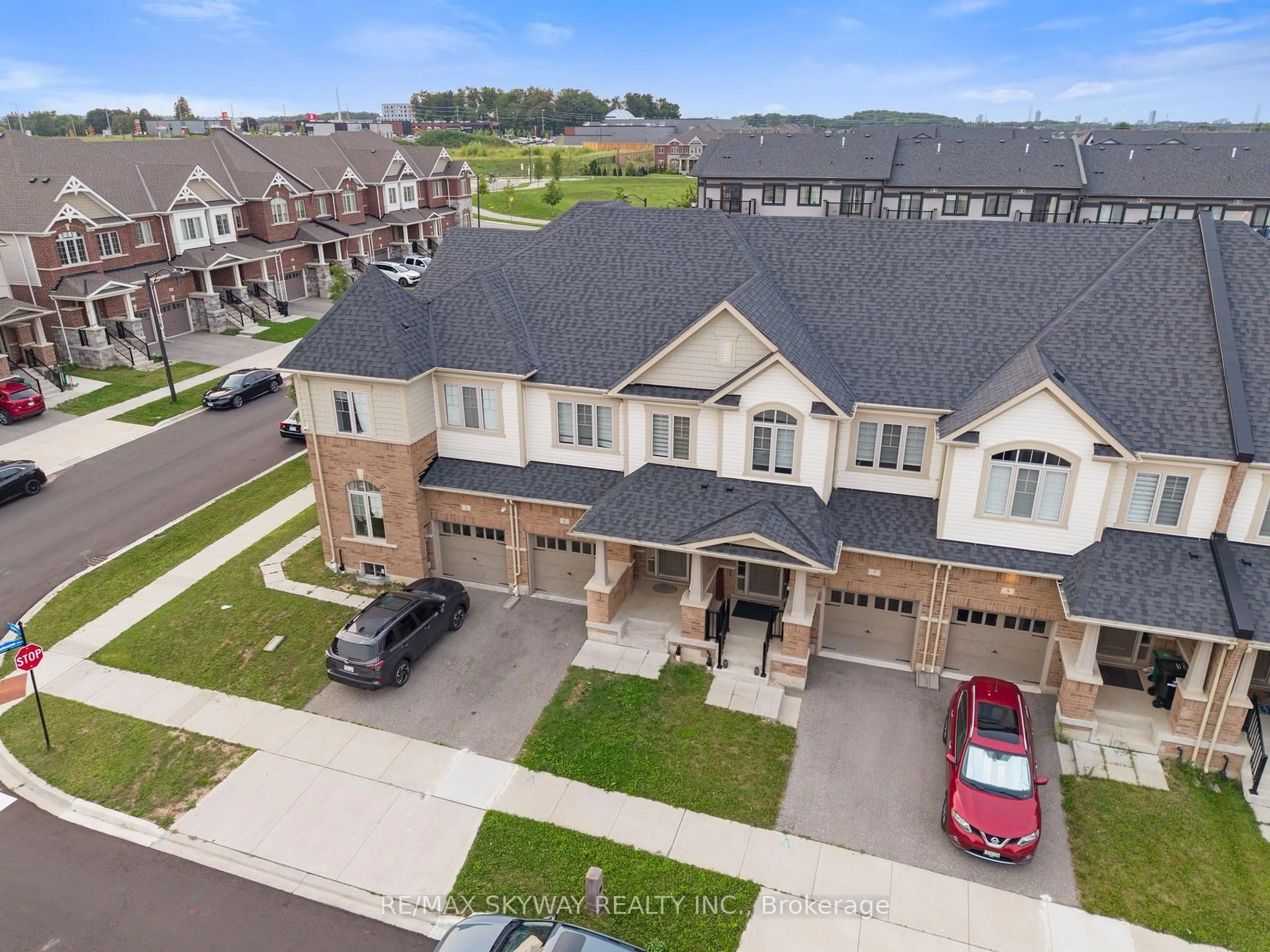 A pic from outside/outdoor area/front of a property/back of a property/a pic from drone, street for 5 Gloria St, Kitchener Ontario N2R 0R1