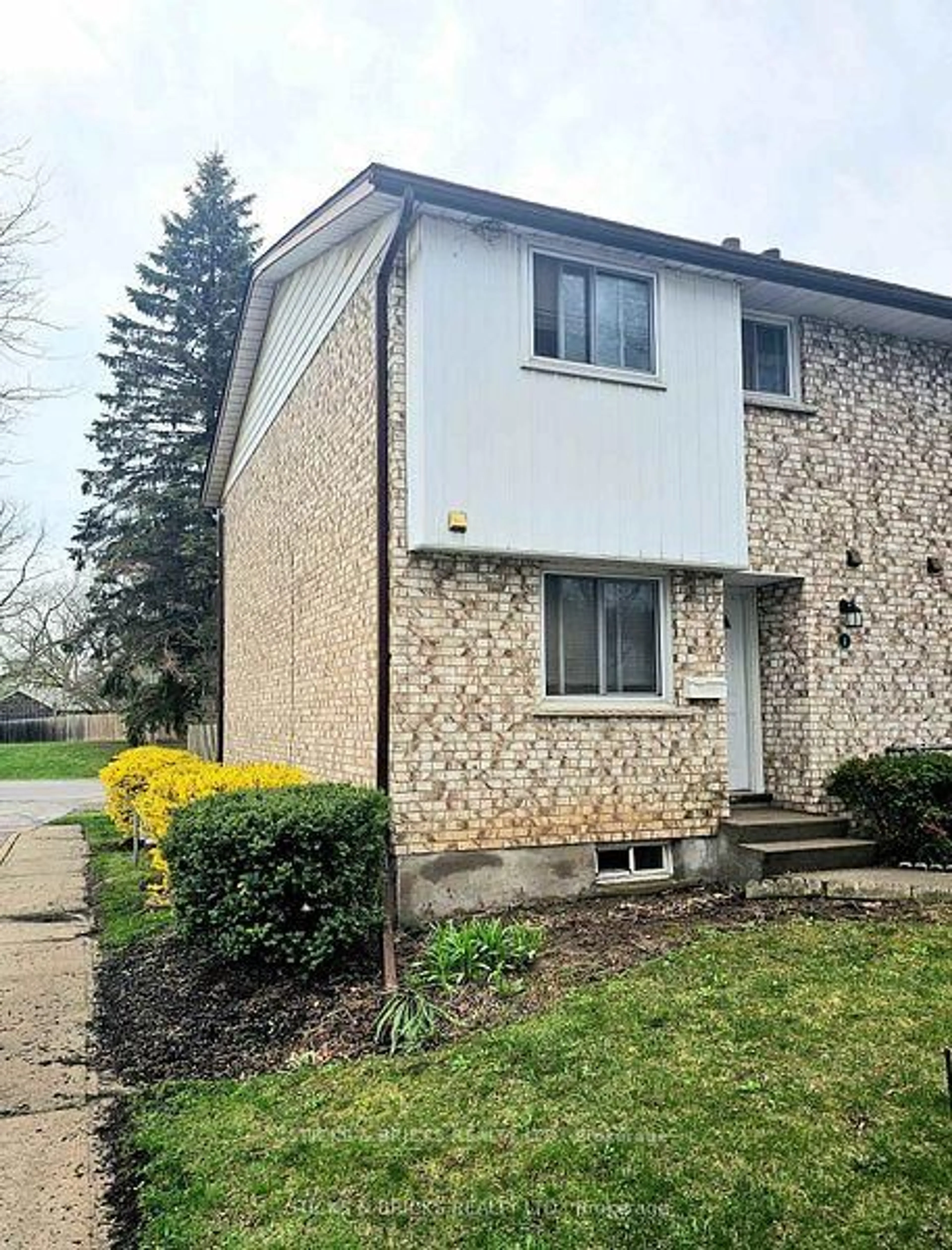 Home with vinyl exterior material, street for 5815 Swayze Dr #1, Niagara Falls Ontario L2J 3W3