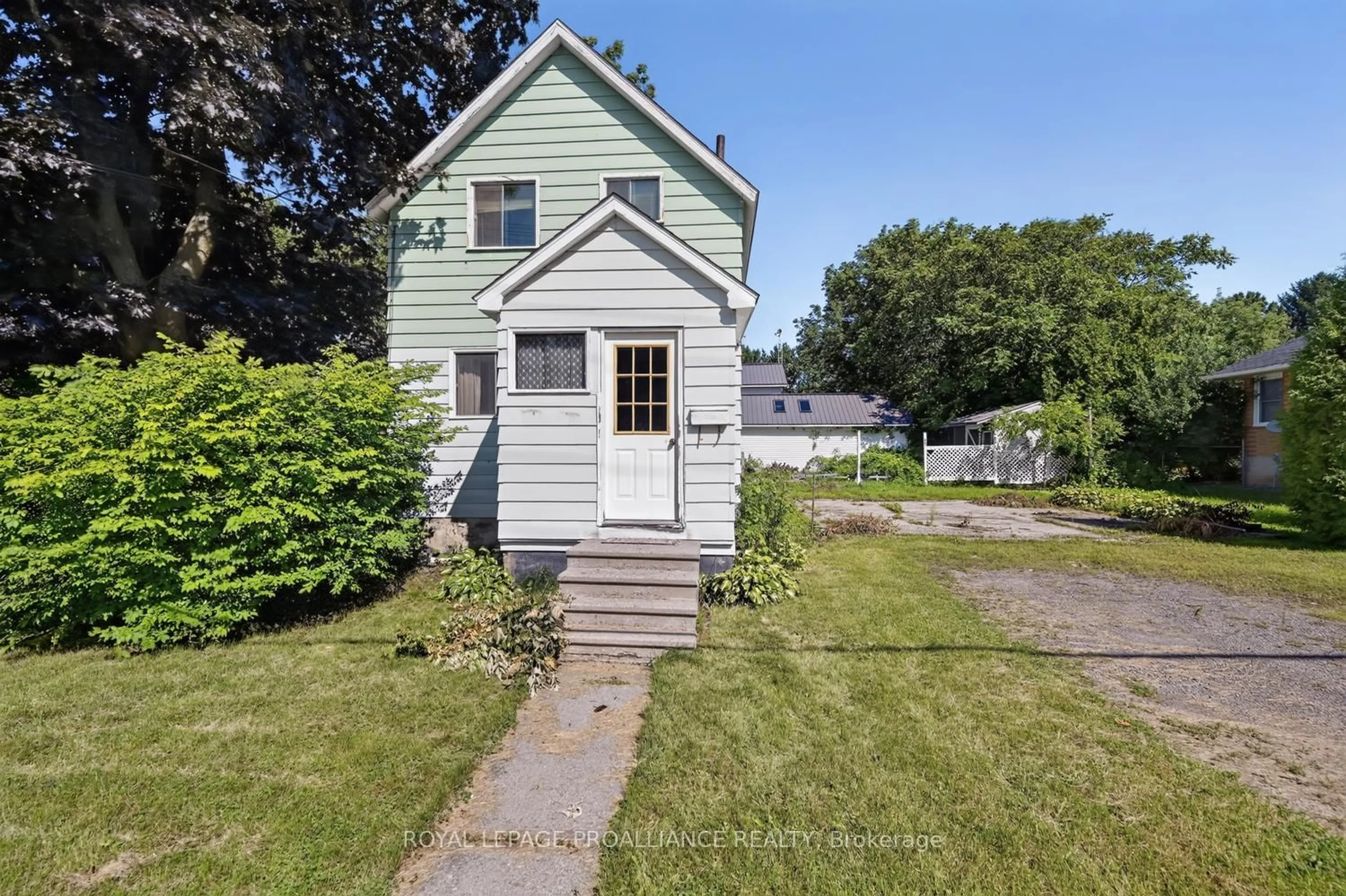 A pic from outside/outdoor area/front of a property/back of a property/a pic from drone, street for 300 Park St, Prescott Ontario K0E 1T0