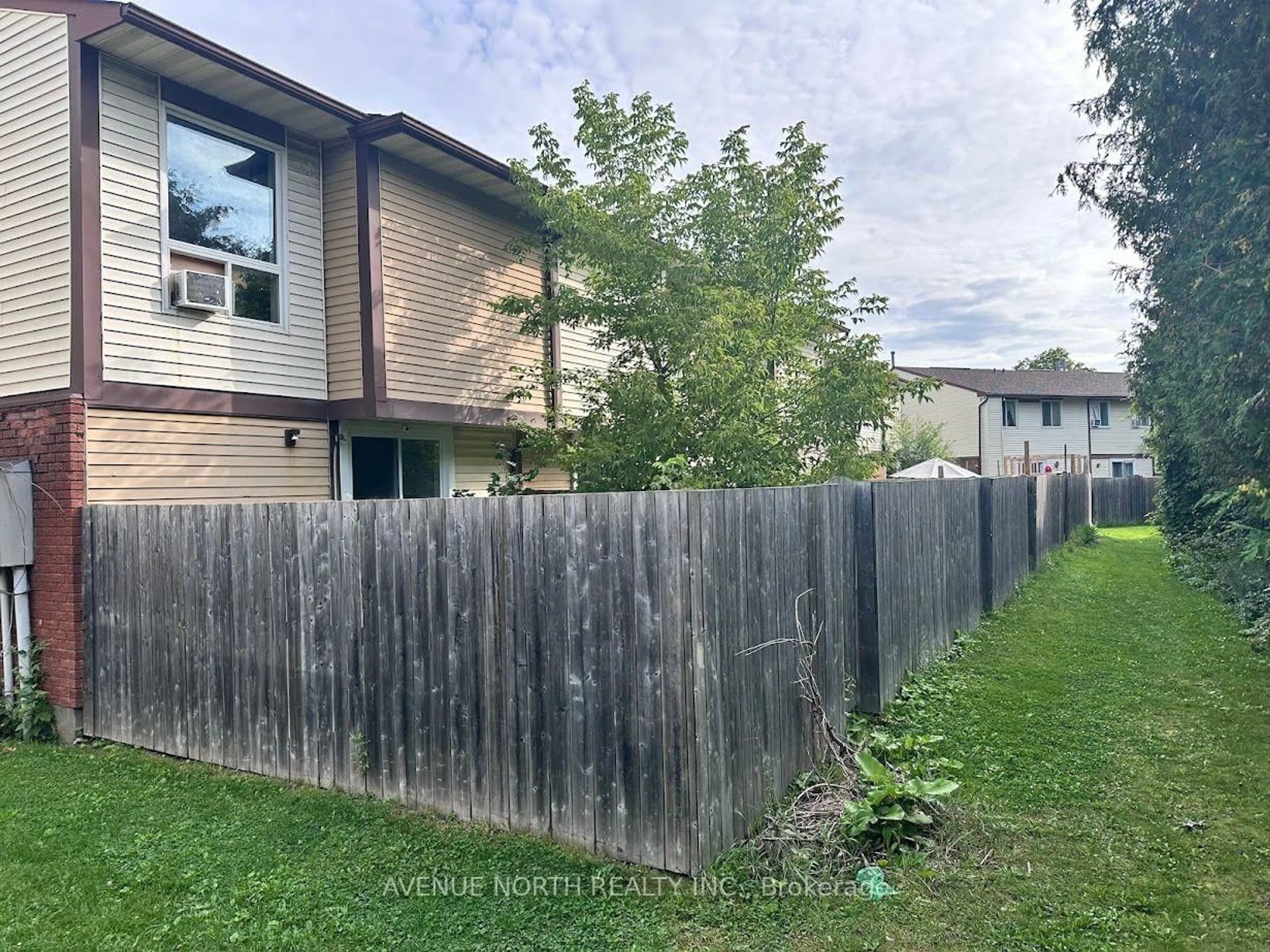 A pic from outside/outdoor area/front of a property/back of a property/a pic from drone, unknown for 1352 Foxwell St, Ottawa Ontario K1B 5J2