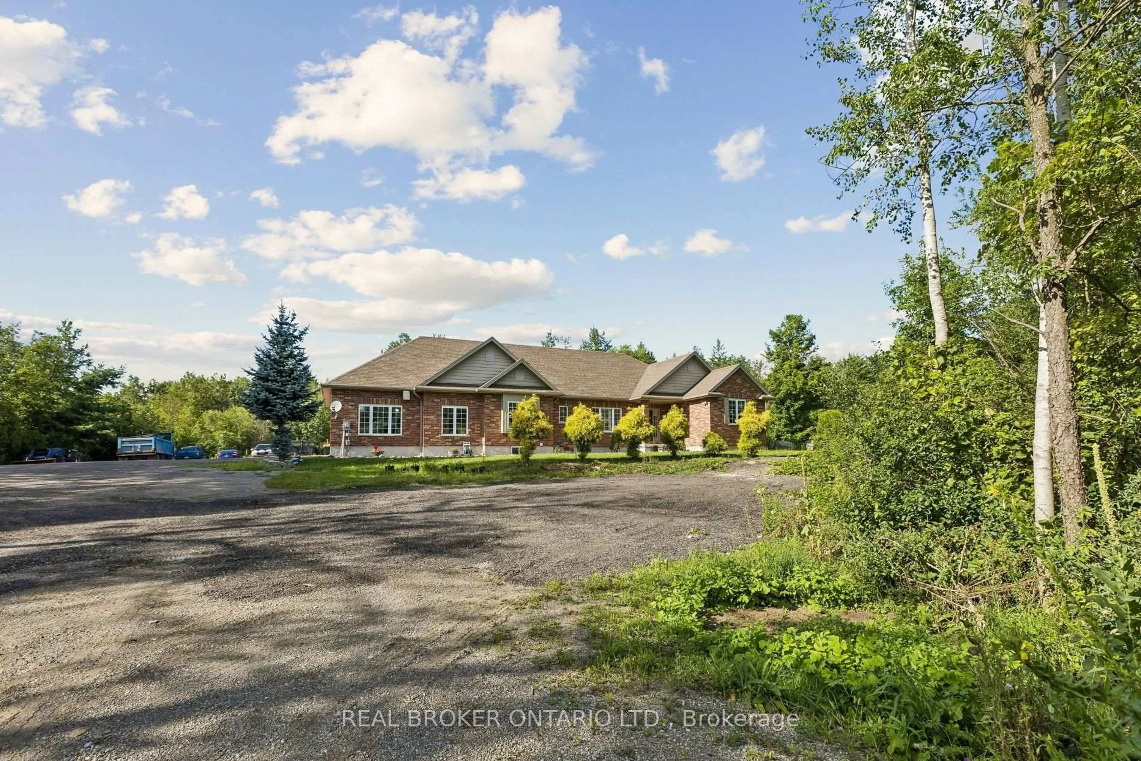 A pic from outside/outdoor area/front of a property/back of a property/a pic from drone, mountain view for 6956 Concession 4 Rd, Puslinch Ontario N0B 2J0