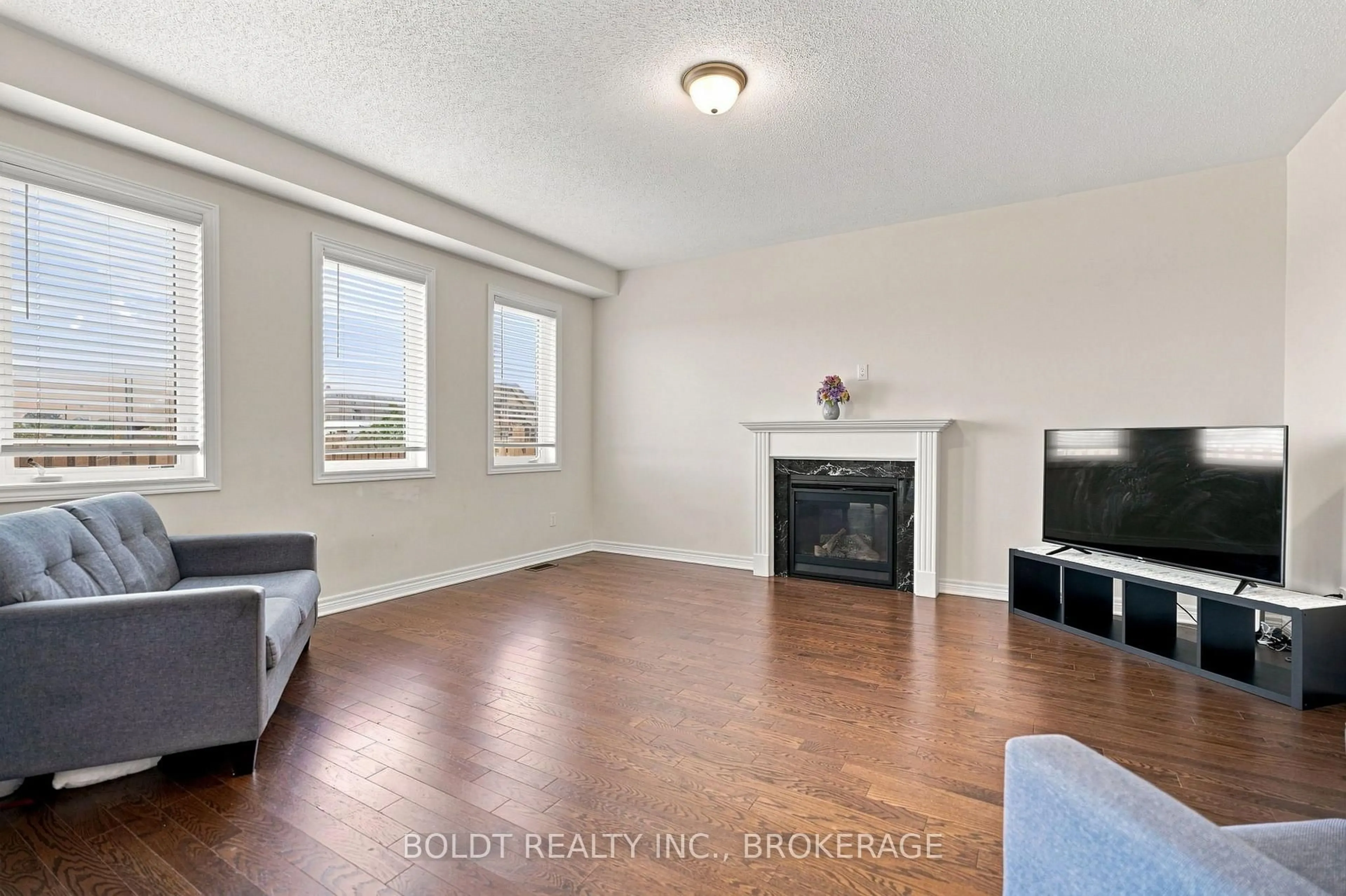 Living room with furniture, wood/laminate floor for 85 Homestead Way, Thorold Ontario L2V 0J8