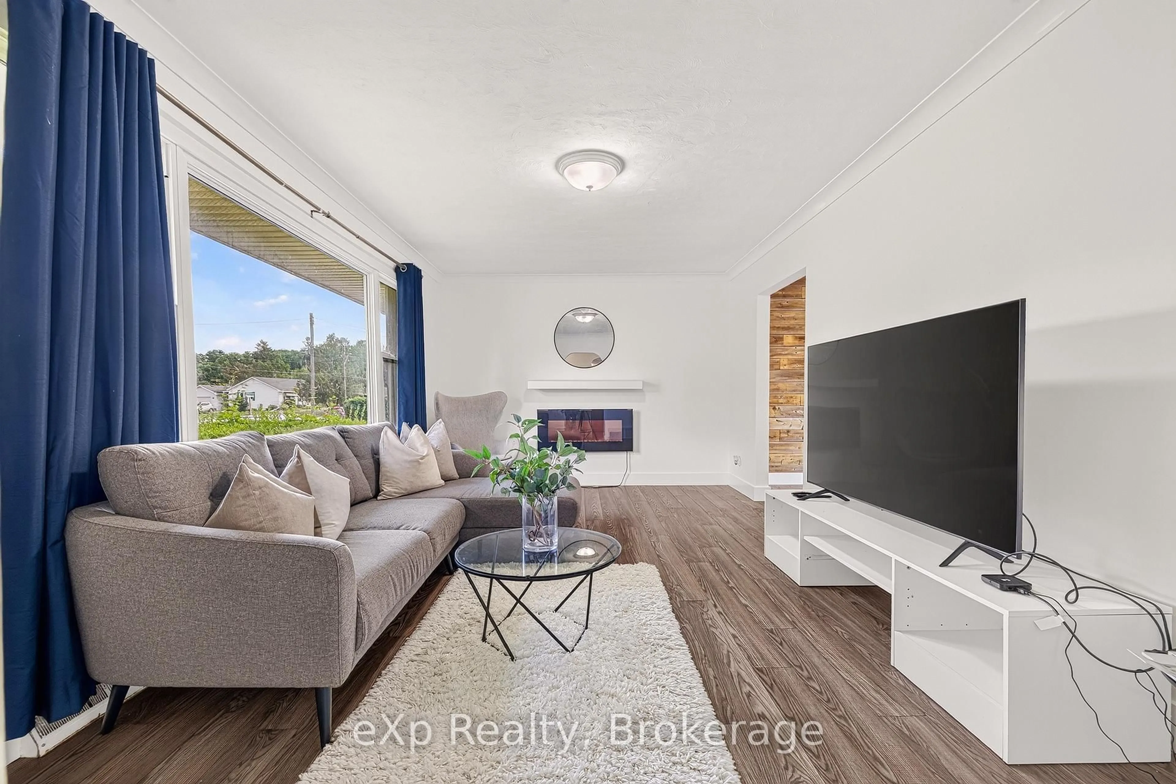 Living room with furniture, wood/laminate floor for 18 Willowdale St, Brantford Ontario N3T 5L7