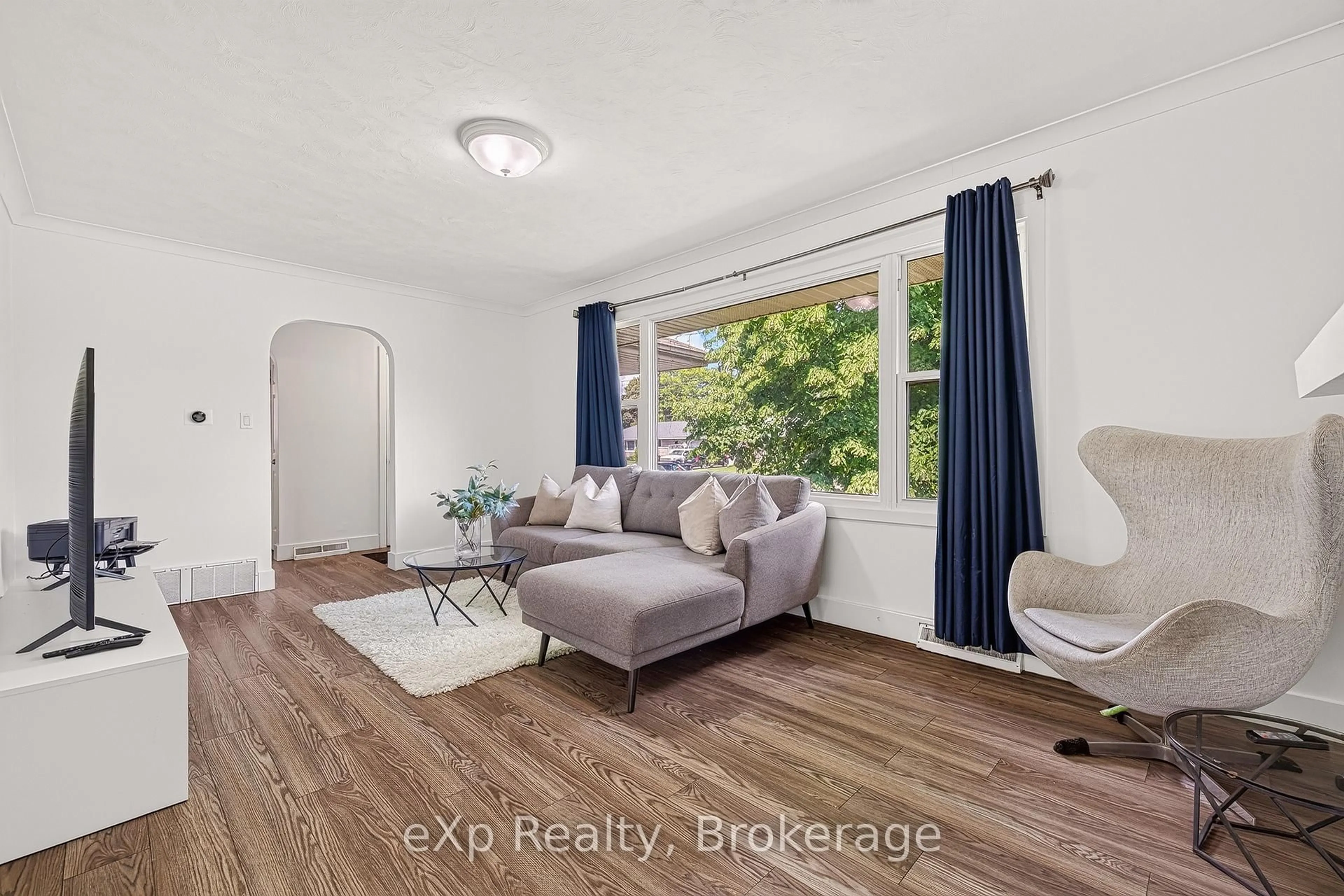 Living room with furniture, wood/laminate floor for 18 Willowdale St, Brantford Ontario N3T 5L7