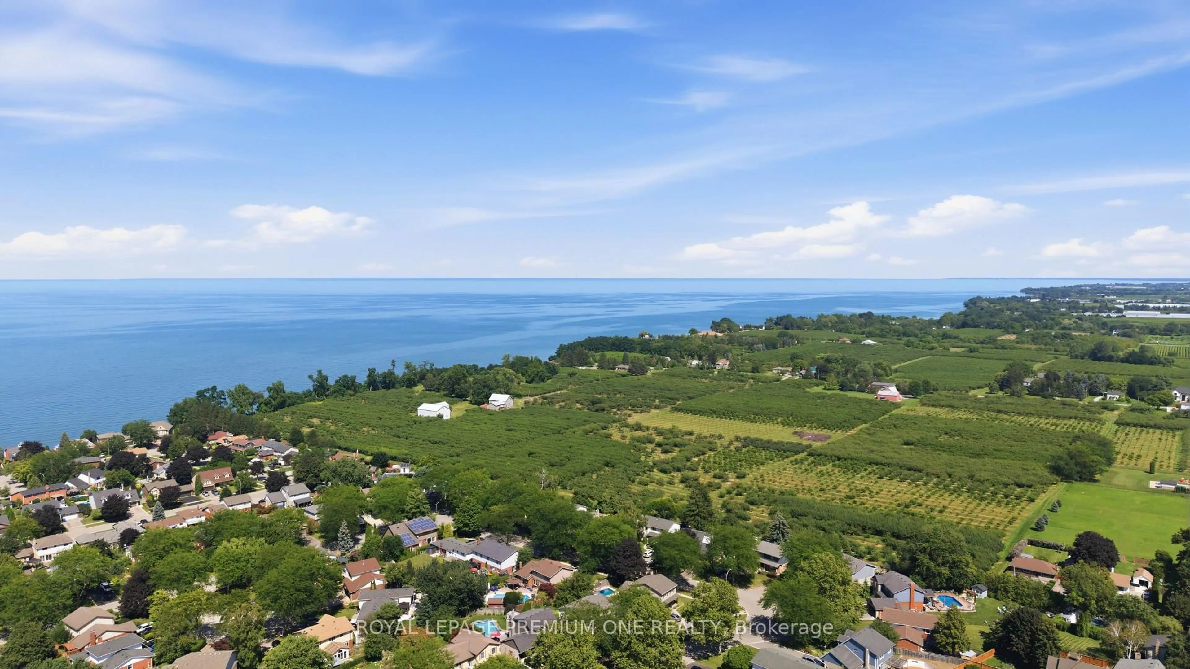A pic from outside/outdoor area/front of a property/back of a property/a pic from drone, water/lake/river/ocean view for 44 Conrad Pl, Grimsby Ontario L3M 5S5