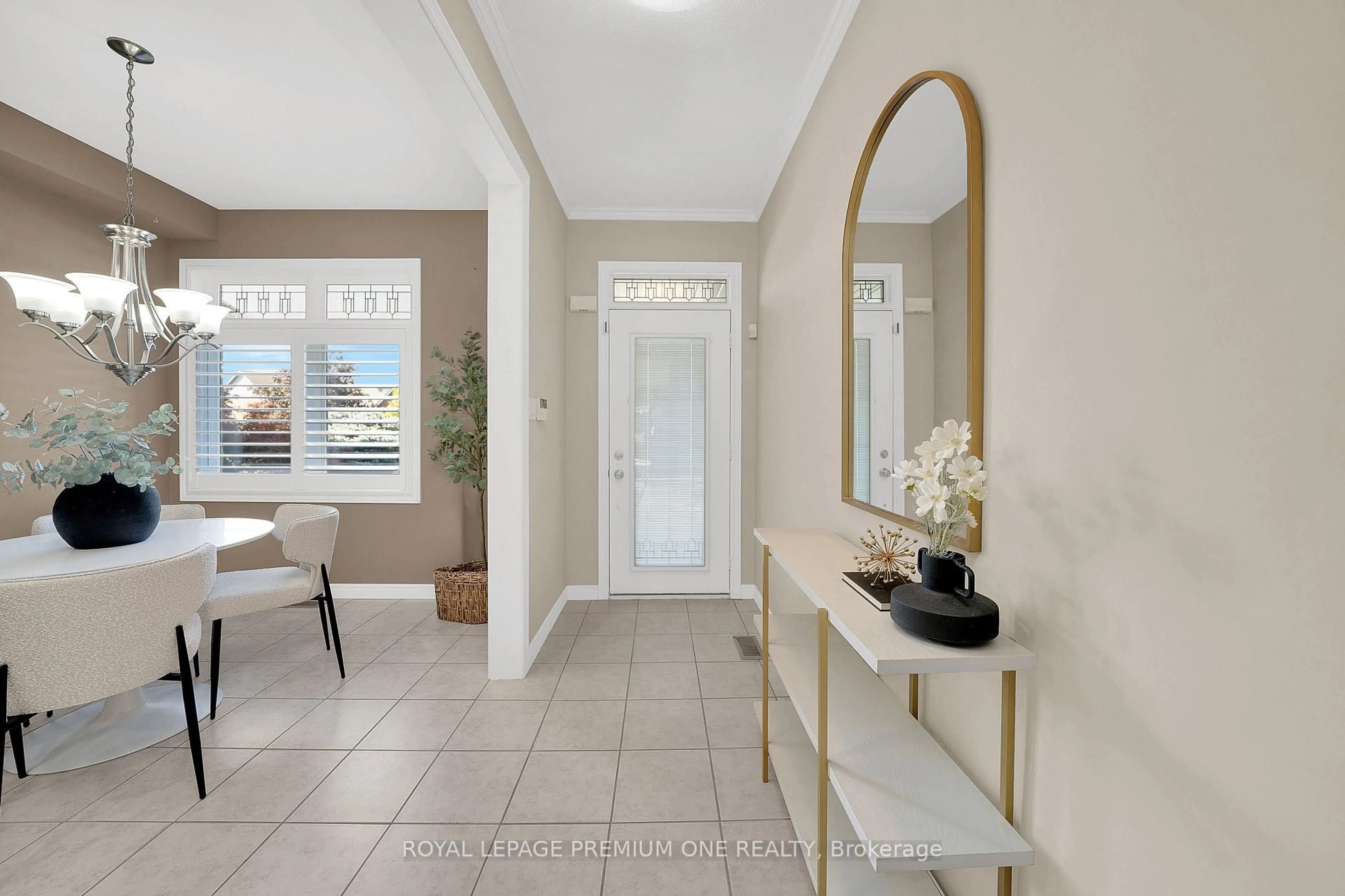 Indoor entryway for 44 Conrad Pl, Grimsby Ontario L3M 5S5